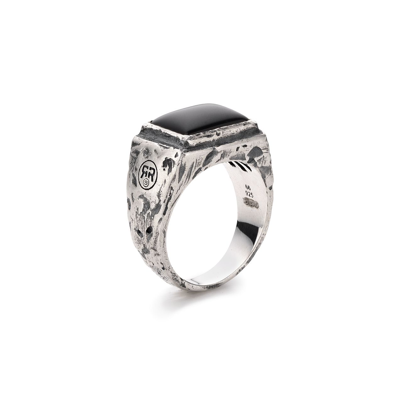Deze ring is van het merk Rebel & Rose. Het is een herensieraad. De ring is zwart van kleur.