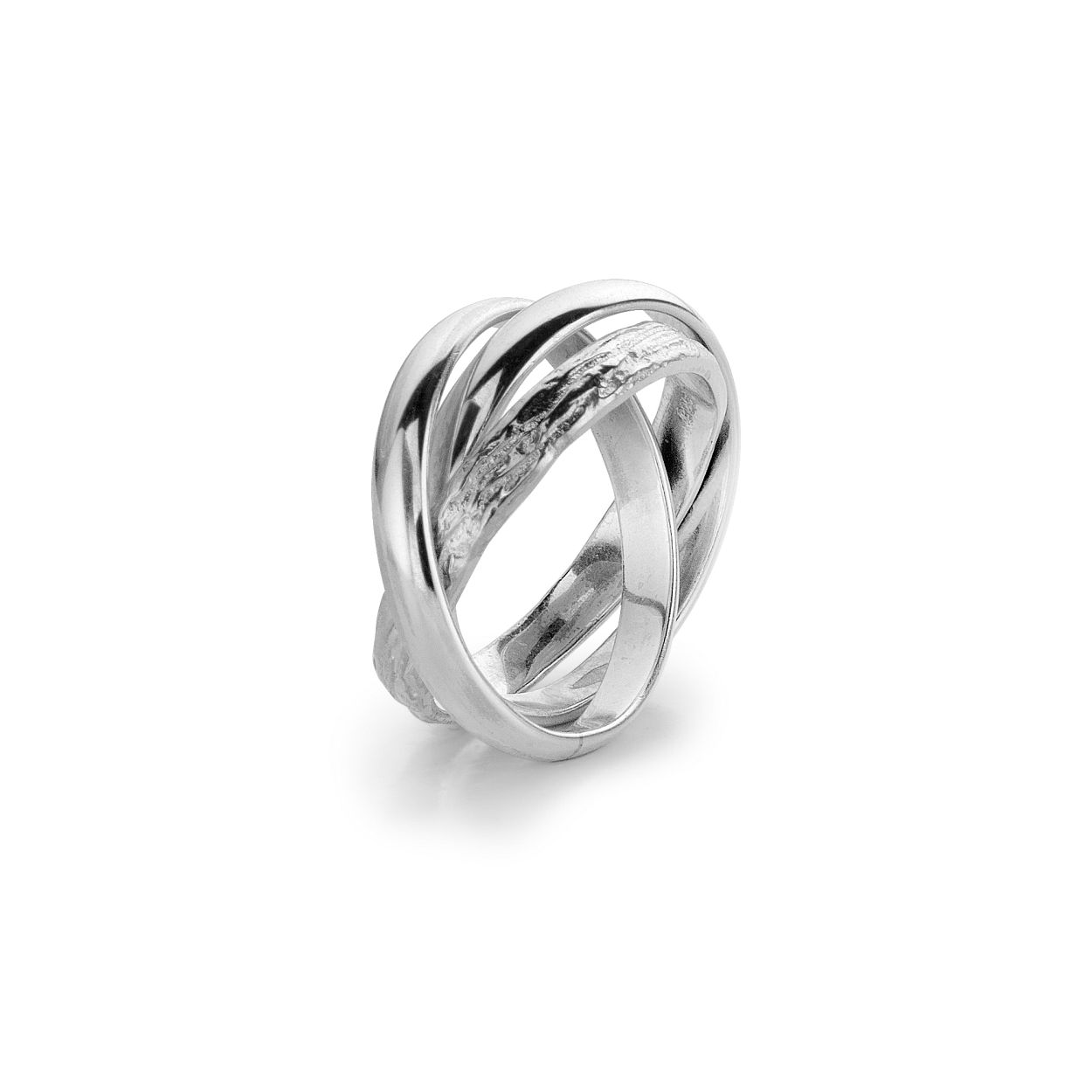 Deze ring is van het merk Rebel & Rose. Het is een damessieraad. De ring is zilver van kleur.