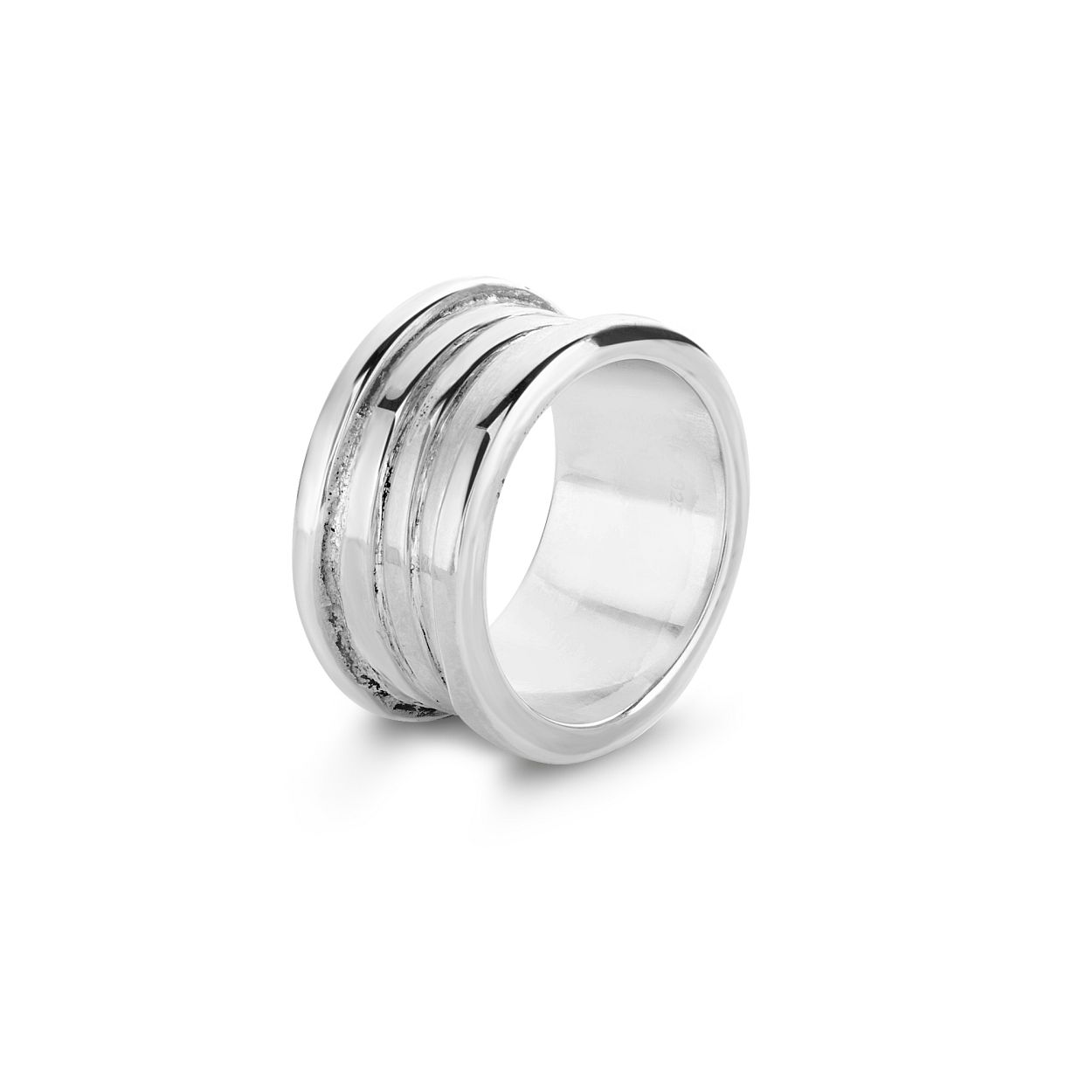 Deze ring is van het merk Rebel & Rose. Het is een damessieraad. De ring is zilver van kleur.