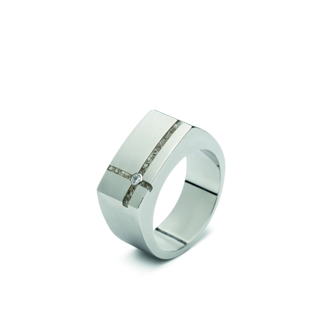 Stalen ring met zirkonia. Dit sieraad wordt zichtbaar aan de voorkant gevuld met as en wordt vermengd met onze speciale hars