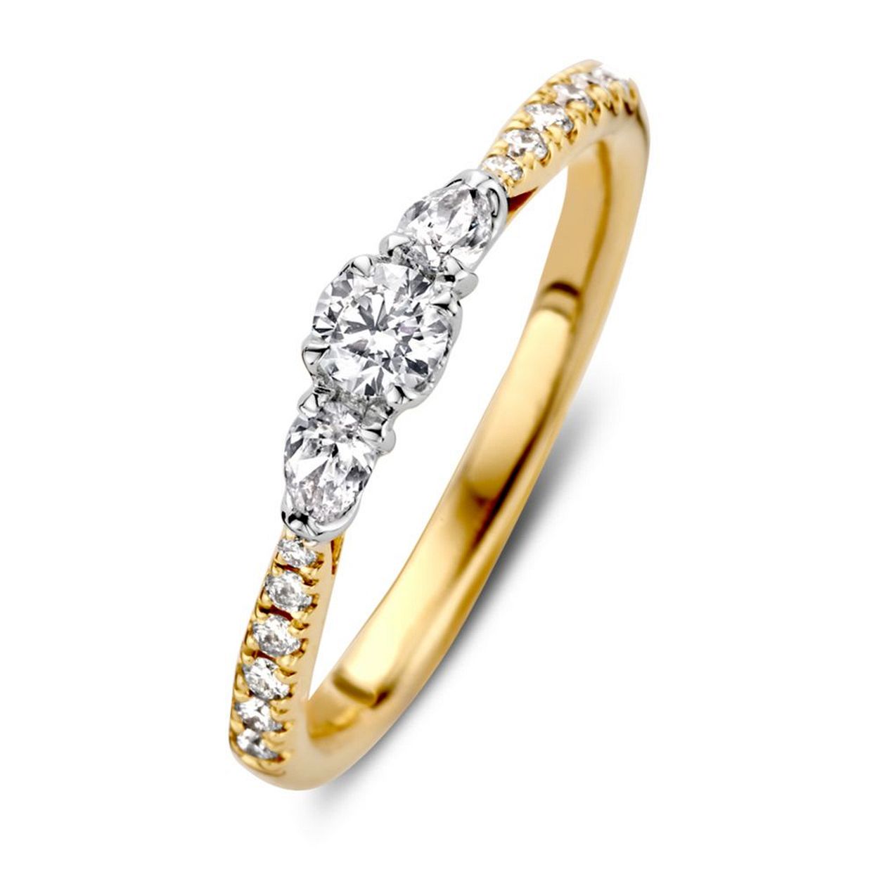 Schitterende driesteens ring, met een briljant middensteen en twee peervormige diamanten aan weerzijde. Voor extra shine, is ook de gouden band aan de voorzijde gezet met fijne briljanten.�
 

