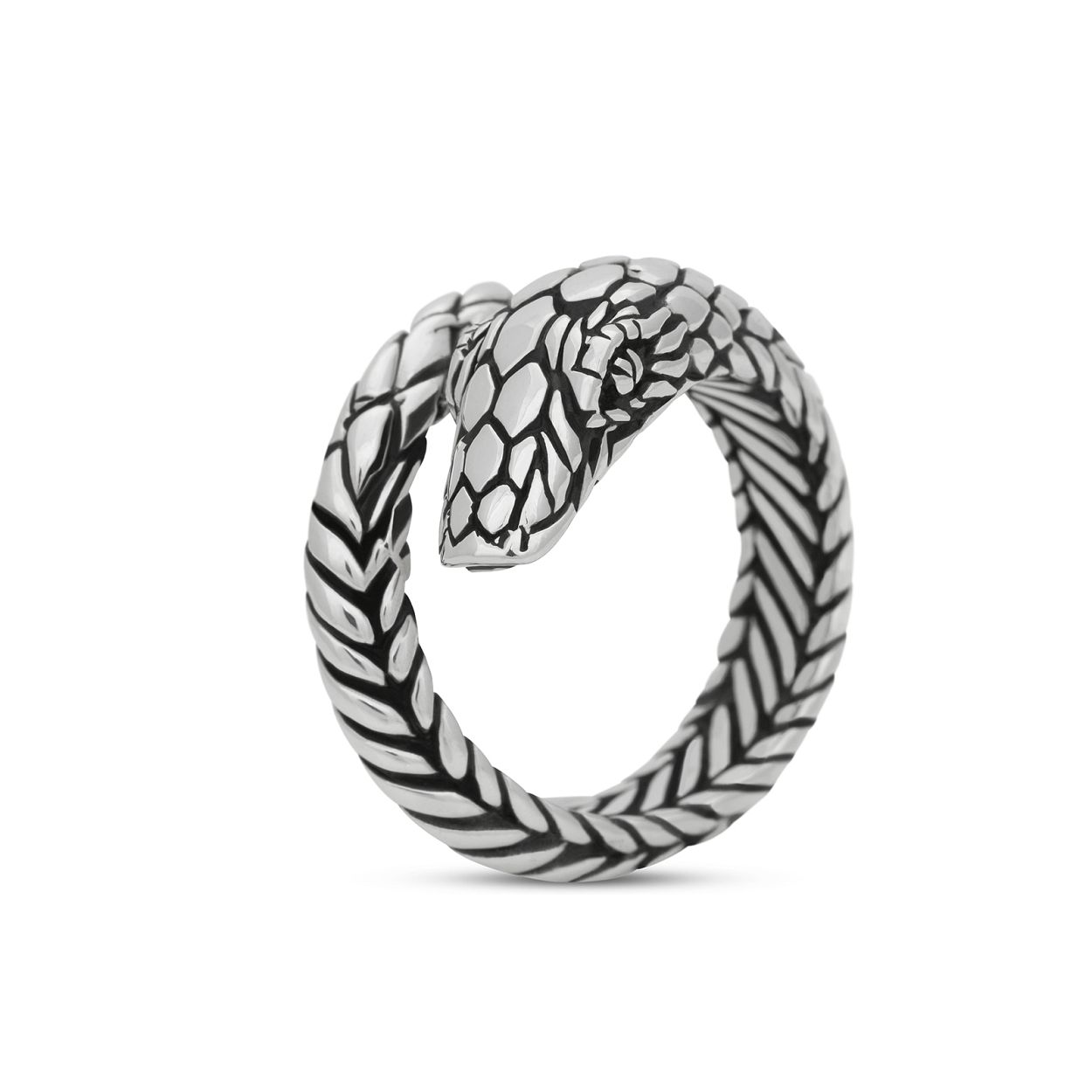 De zilveren slangen ring S28 is verkrijgbaar in verschillende maten en combineert perfect bij de rest van de FIERCE serie. Deze mooie zilveren slangen ring is open maar niet in maat verstelbaar. Je besteld deze ring op maat. De slang ring heeft een zeer gedetailleerde bewerking, wat de slang ring echt een pronkstuk om je vinger maakt.
