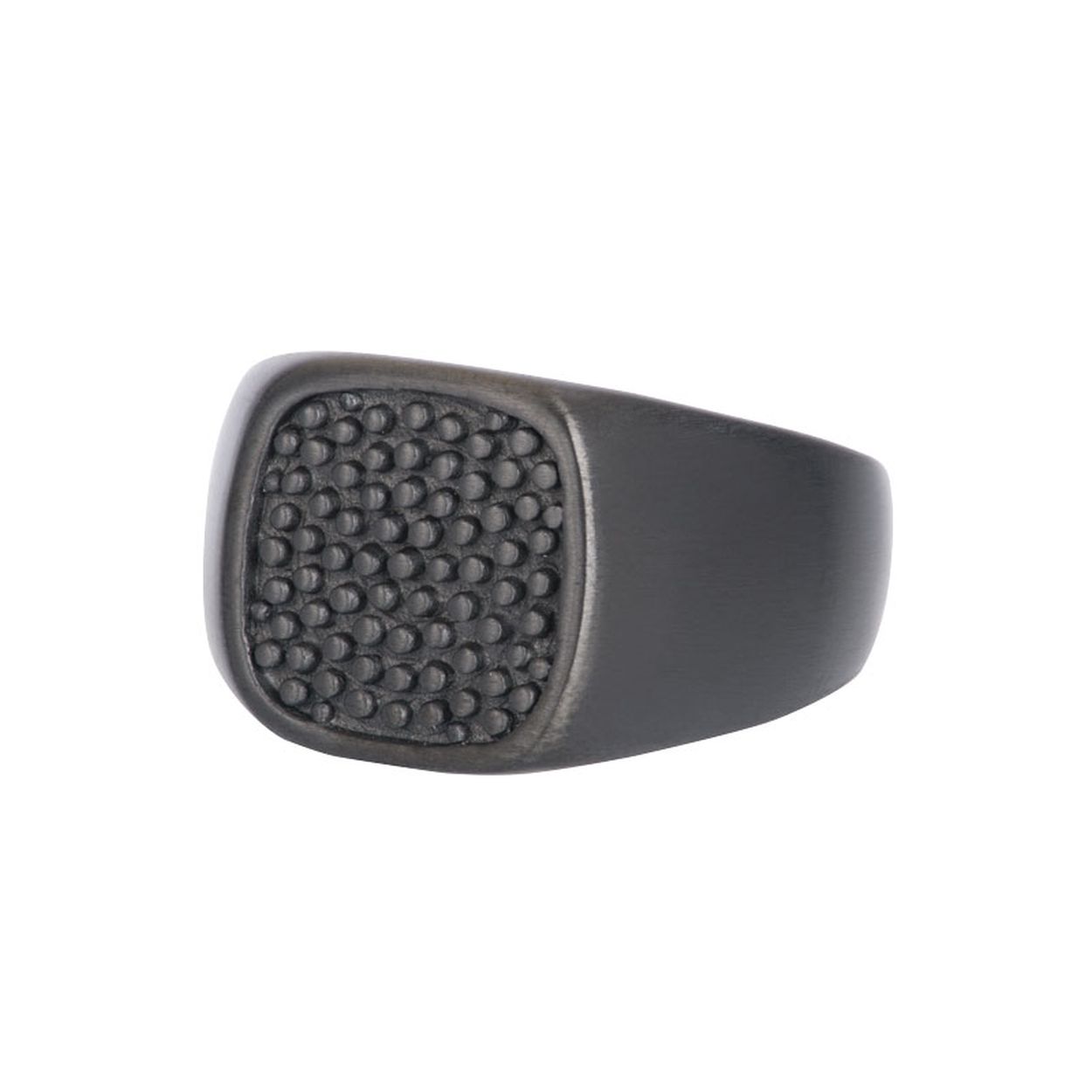 De iXXXi MEN single ring Jeep is gemaakt van stainless steel en is voorzien van een matzwart kleurige uitvoering. De solitaire ring heeft de uitstraling van een stoere zegelring, maar dan met het design wat past bij de iXXXi MEN collectie. De matzwarte ring is breed van boven en smal van onderen en aan de bovenkant is de ring voorzien van een matzwarte invulling in de vorm van een vierkant met een patroon van allemaal kleine puntjes.