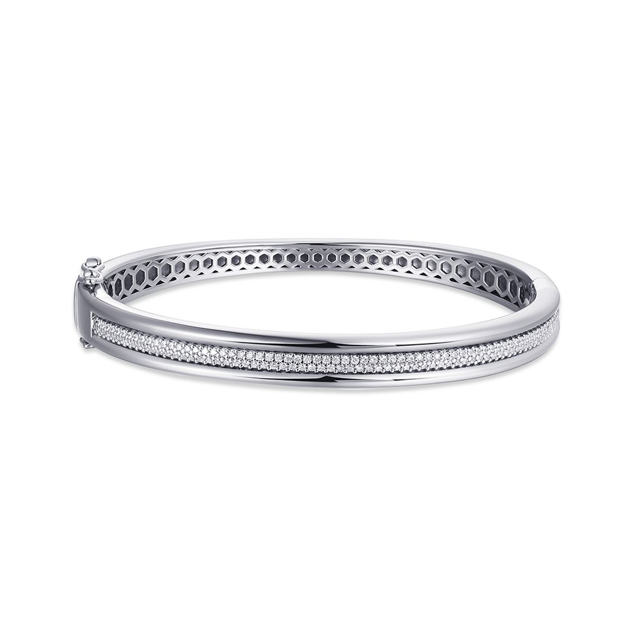 Deze bedel is van het merk Gisser. Het is een damessieraad gemaakt van zilver. De bedel is zilver van kleur.