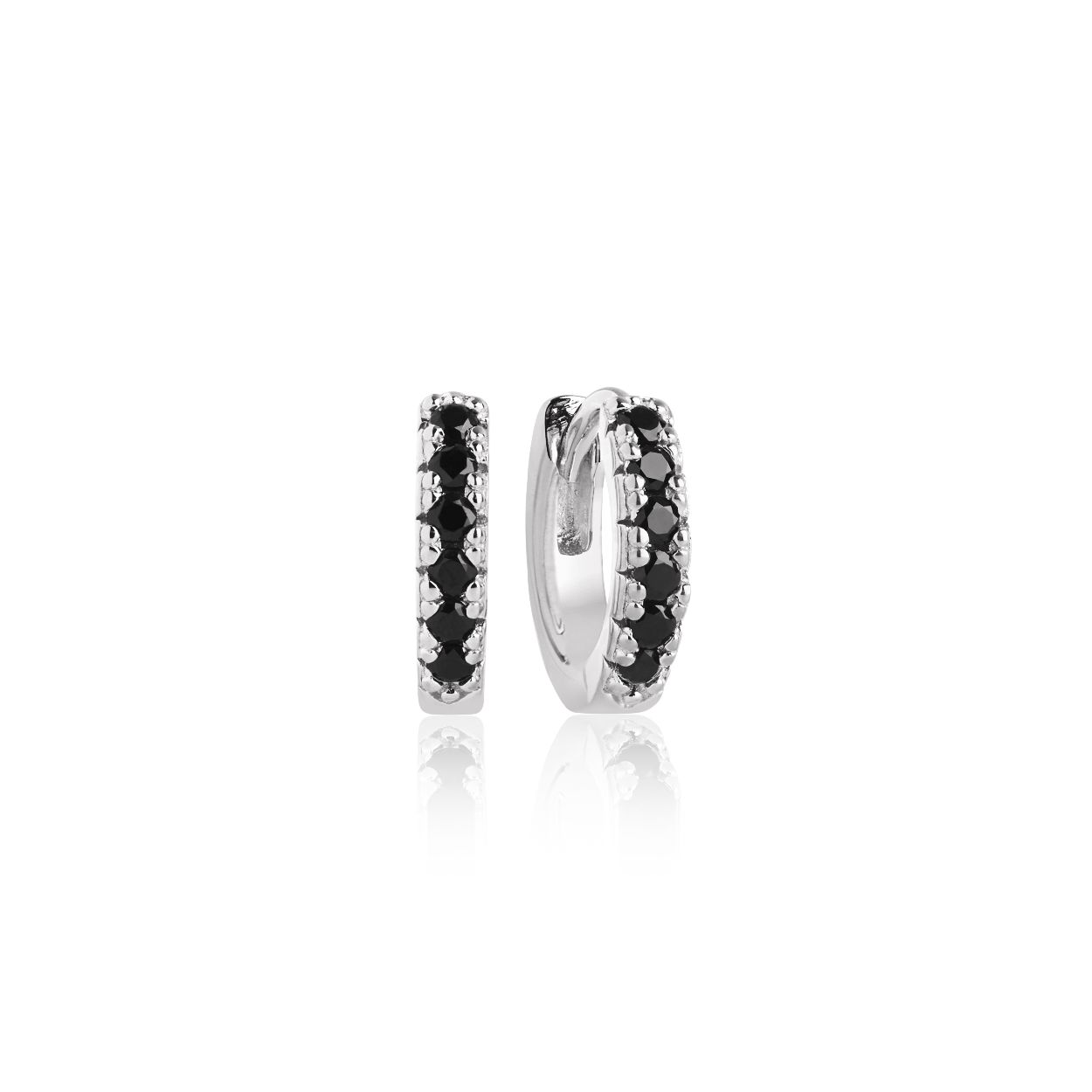 Een creolen van het merk Sif Jakobs. De kleur van het sieraad is zilver. Dit sieraad bevat de edelsteen: zirconia. De kleur van deze edelsteen is: zwart.