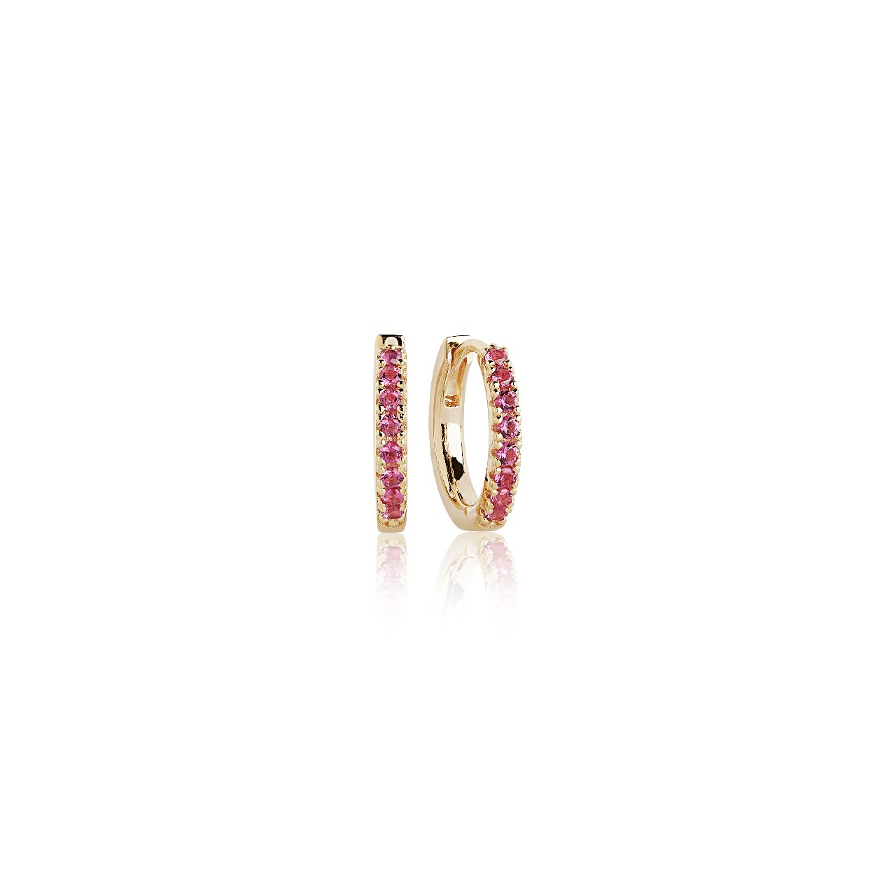Goudkleurige oorringen uit de 'Ellera' collectie van Sif Jakobs
De oorringen hebben een kliksluiting en bevatten donkerroze zirkonium steentjes.
Diameter: 14 mm
Materiaal: 925 zilver, verguld met 18 kt goud