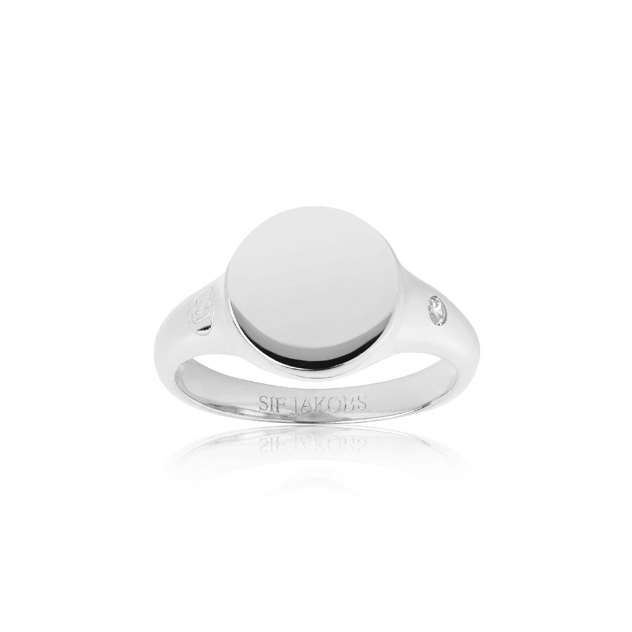 Deze ring is van het merk Sif Jakobs. De kleur van het sieraad is zilver. 