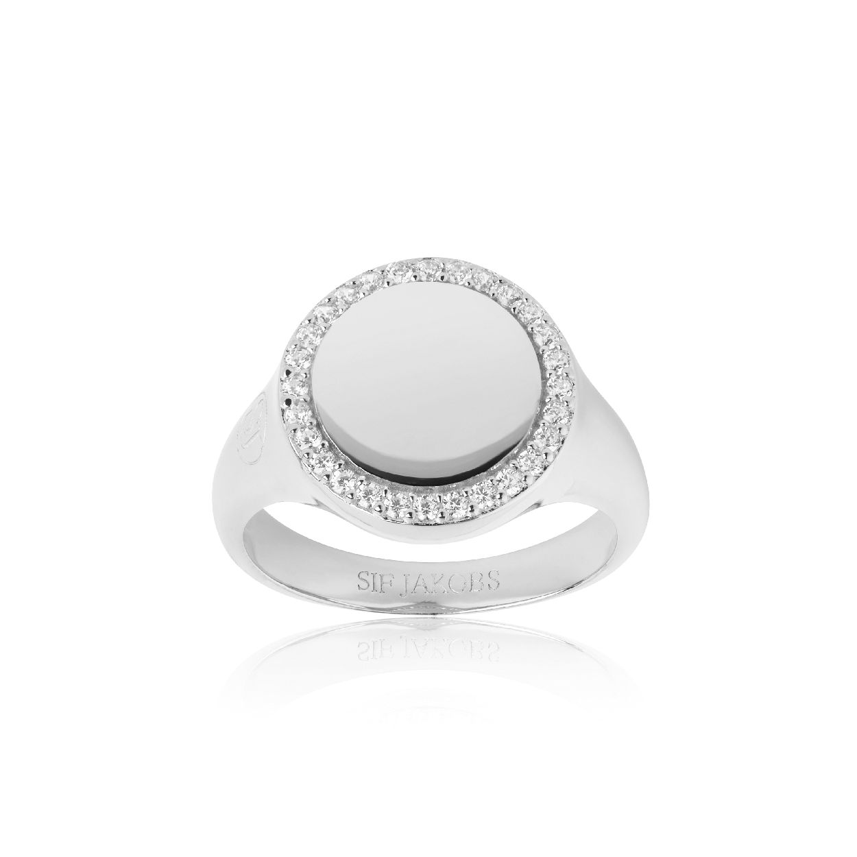 Een ring van het merk Sif Jakobs. De kleur van het sieraad is zilver. Dit sieraad bevat de edelsteen: zirconia. De kleur van deze edelsteen is: wit.