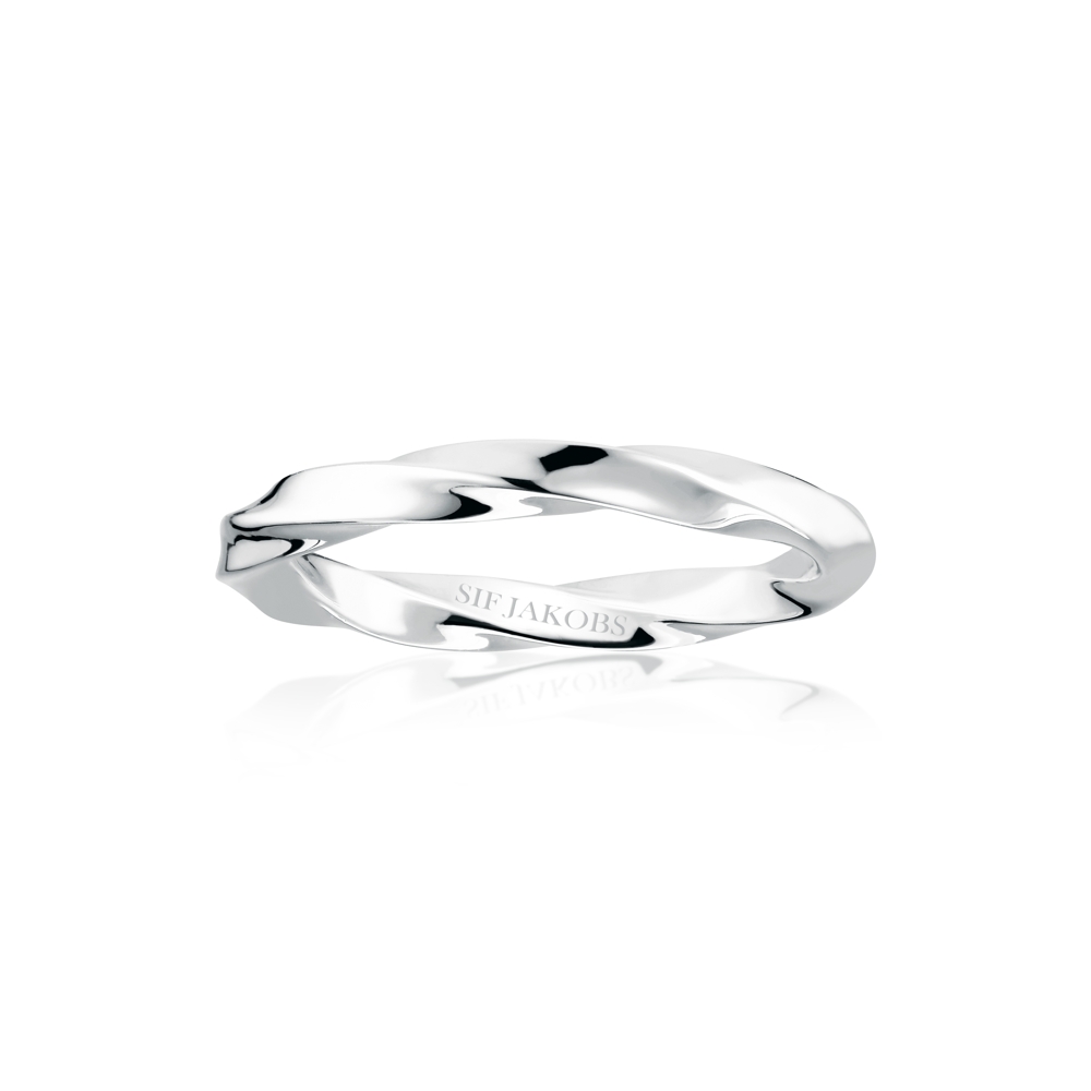 Deze ring is van het merk Sif Jakobs. De kleur van het sieraad is zilver.