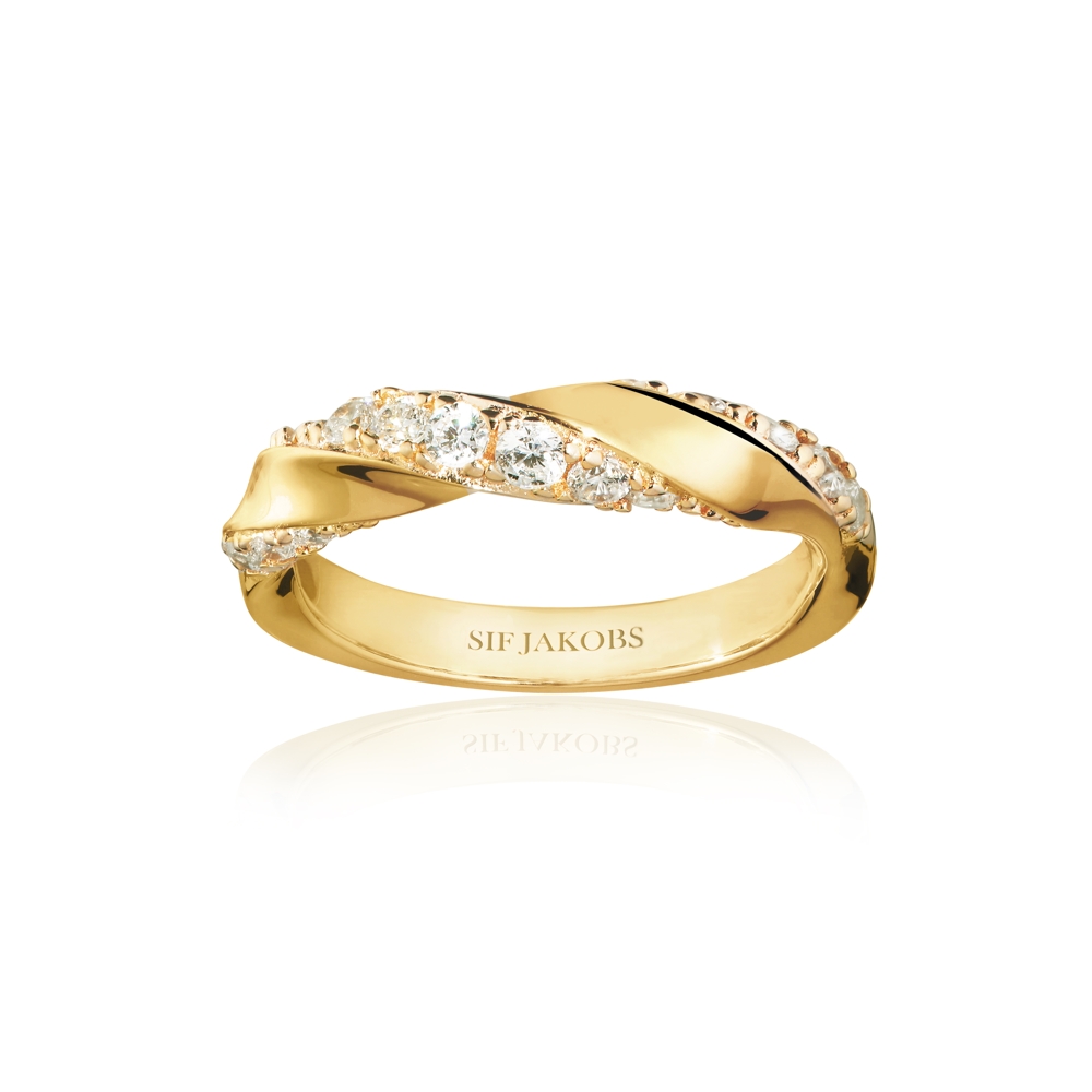Deze ring is van het merk Sif Jakobs. De kleur van het sieraad is geelgoud. Dit sieraad bevat de edelsteen: zirconia. De kleur van deze edelsteen is: wit.