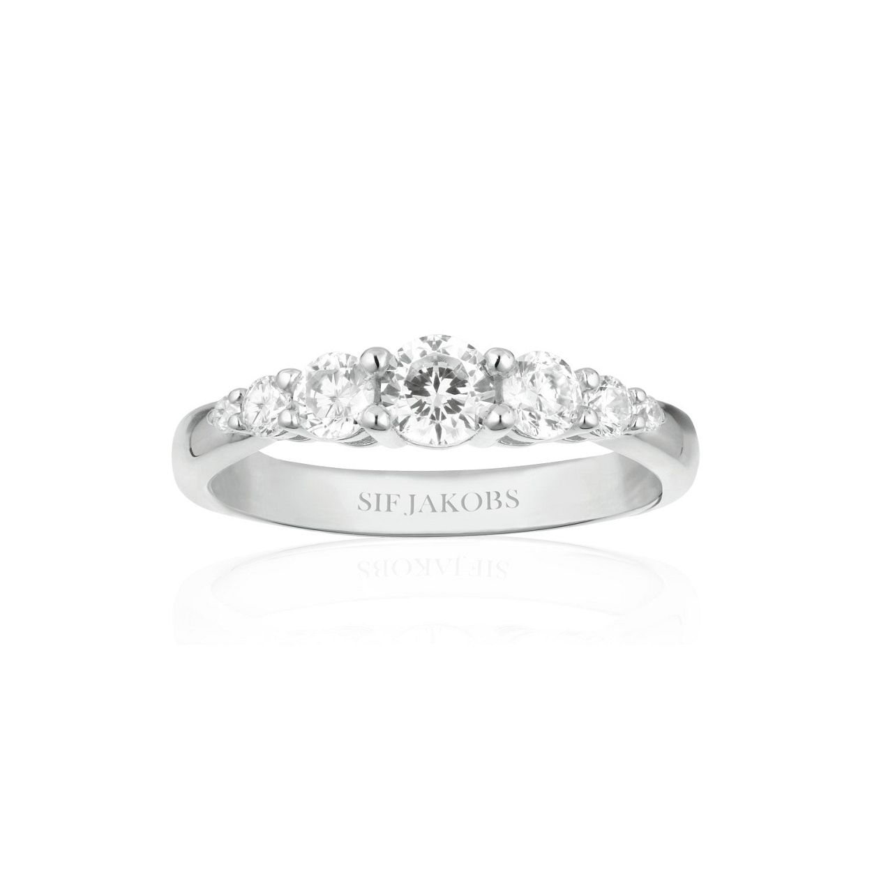 Deze ring is van het merk Sif Jakobs. Het is een damessieraad gemaakt van zilver. De ring is zilver van kleur.