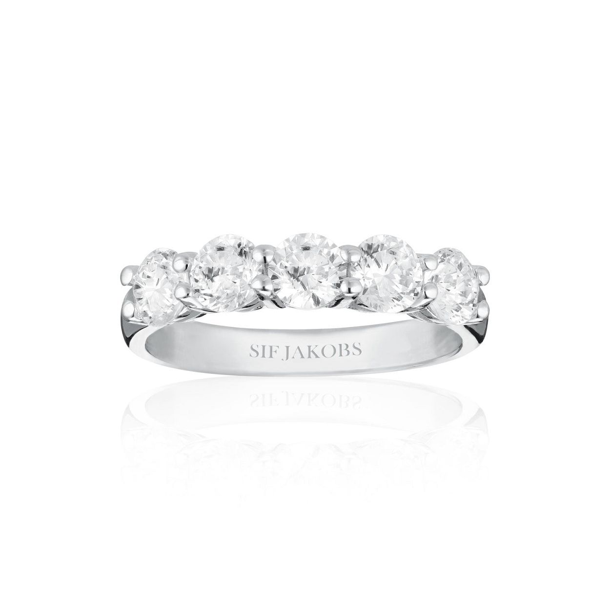 Deze ring is van het merk Sif Jakobs. Het is een damessieraad gemaakt van zilver. De ring is zilver van kleur.