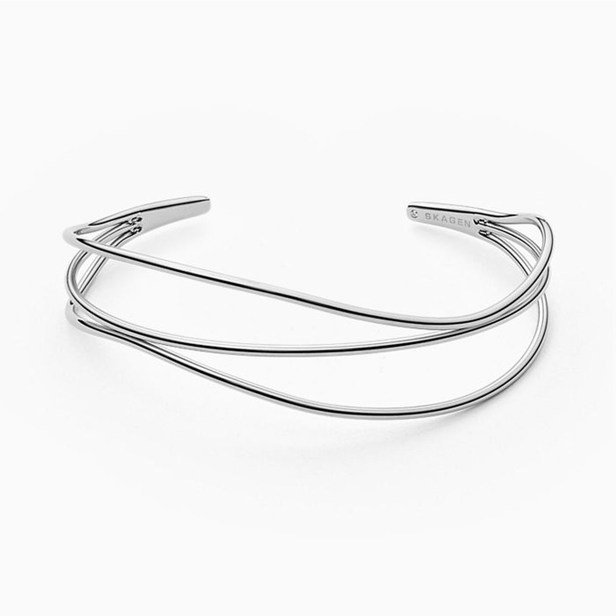Skagen SKJ1124040 stalen Armband Kariana zilverkleurig. Stalen, mooi vormgegeven armband uit de Skagen collectie. De zilverkleurige bangle bestaat uit 3 stalen, smalle banen, die samenkomen in een eindstuk. 

Voor de vervaardiging van Skagen sieraden wordt vooral de Kust van Denemarken als uitgangspunt genomen. De ontwikkeling van de kustlijn met de organische vormen en texturen ziet u terug in de armbanden, ringen, oorhangers en kettingen. De sieraden hebben daarom vaak een rustieke, rustige en warme uitstraling. Er wordt veel gebruik gemaakt van de bodemschatten van de zee zoals zeeglas en pareltjes. Vanzelfsprekend zijn de sieraden onderling uitstekend te combineren. Het sieraden en horlogemerk Skagen bestaat al sinds 1989. De naam Skagen is gebaseerd op de plaats waar het merk werd opgericht. Het dorp ligt direct aan het water waar de Baltische zee en de Noordzee samenkomen.