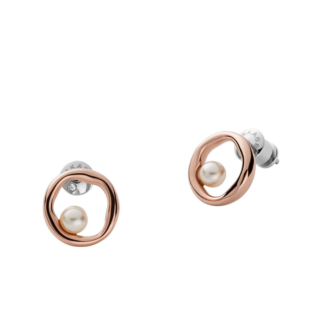 Dit zijn oorringen van het merk Skagen voor dames. De kleur is ros�goud en het is gemaakt van roestvrij staal.