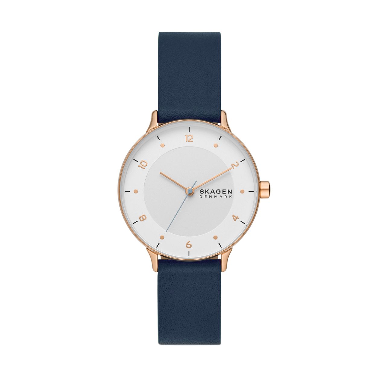 Deze Riis van 36�mm heeft een witte wijzerplaat, uurwerk met drie wijzers en een oceaanblauw leren bandje. Het horlogebandje is verwisselbaar.
