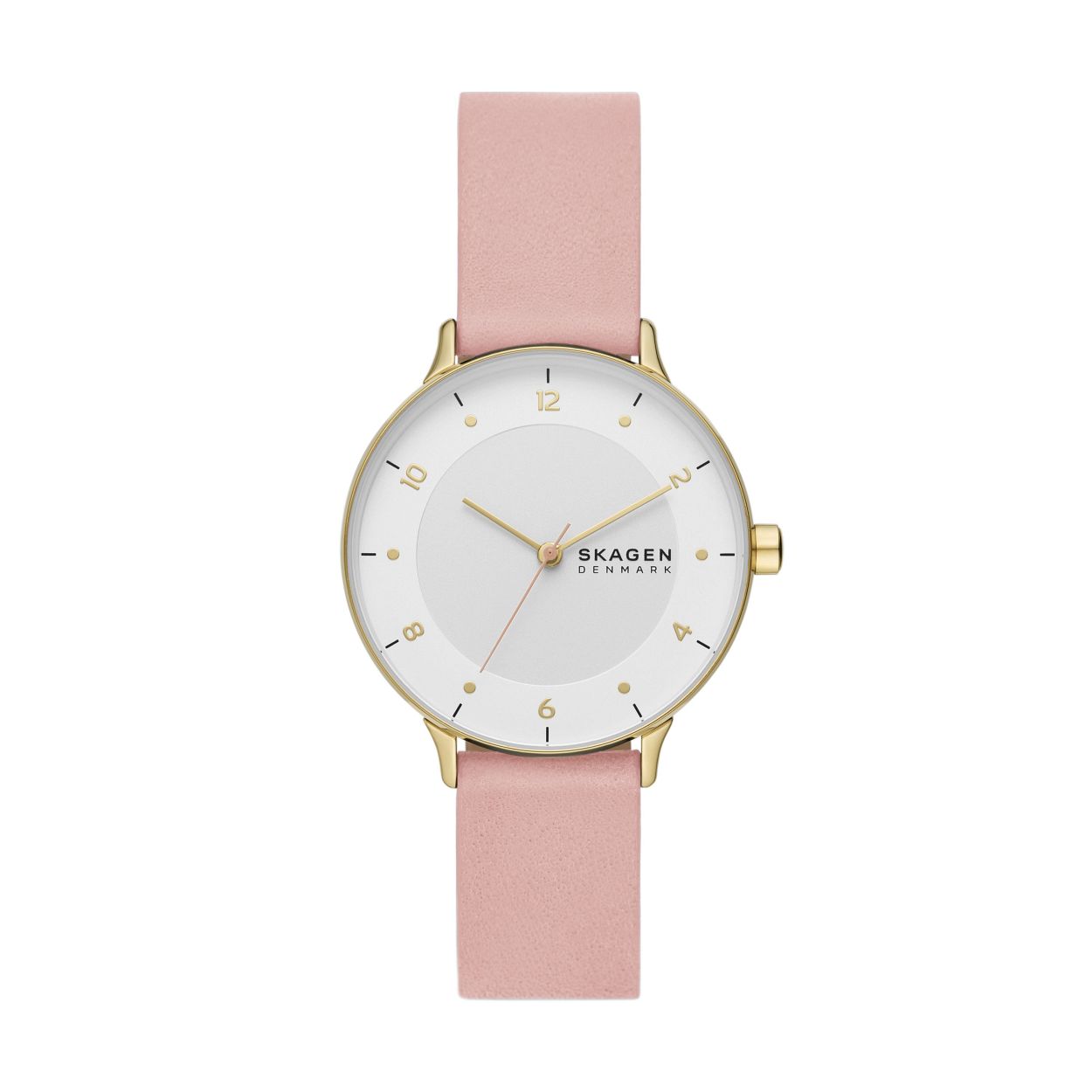 Deze Riis van 36 mm heeft een witte wijzerplaat, uurwerk met drie wijzers en een vaalrood leren bandje. Het horlogebandje is niet verwisselbaar.