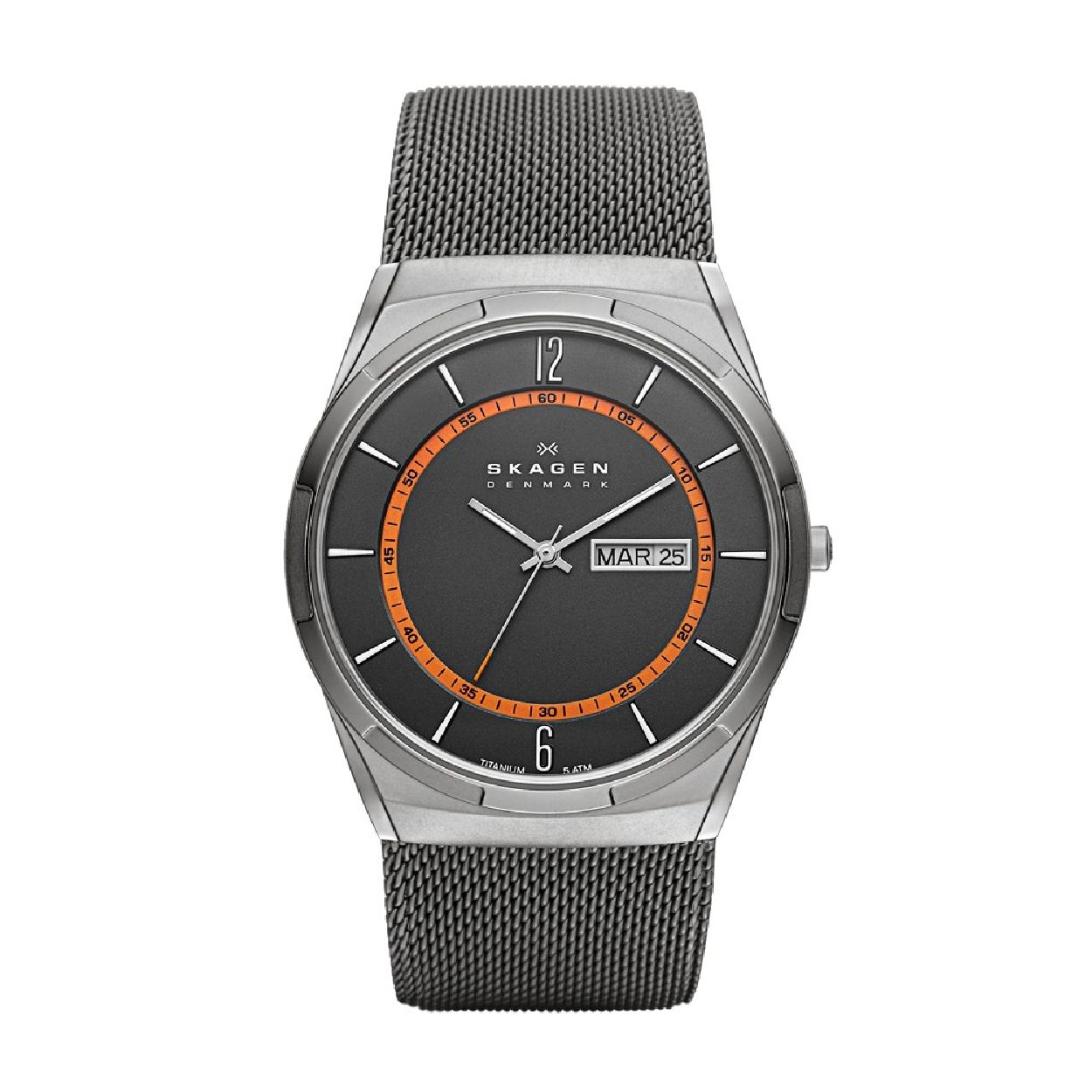 Dit herenhorloge is van het merk Skagen. Het is een  horloge met een band gemaakt van edelstaal . De diameter van de kast is 40 mm.
De verdere specificaties van het horloge zijn als volgt:
Bandbreedte (mm): 22
Kastmateriaal: titanium
Techniek: quartz