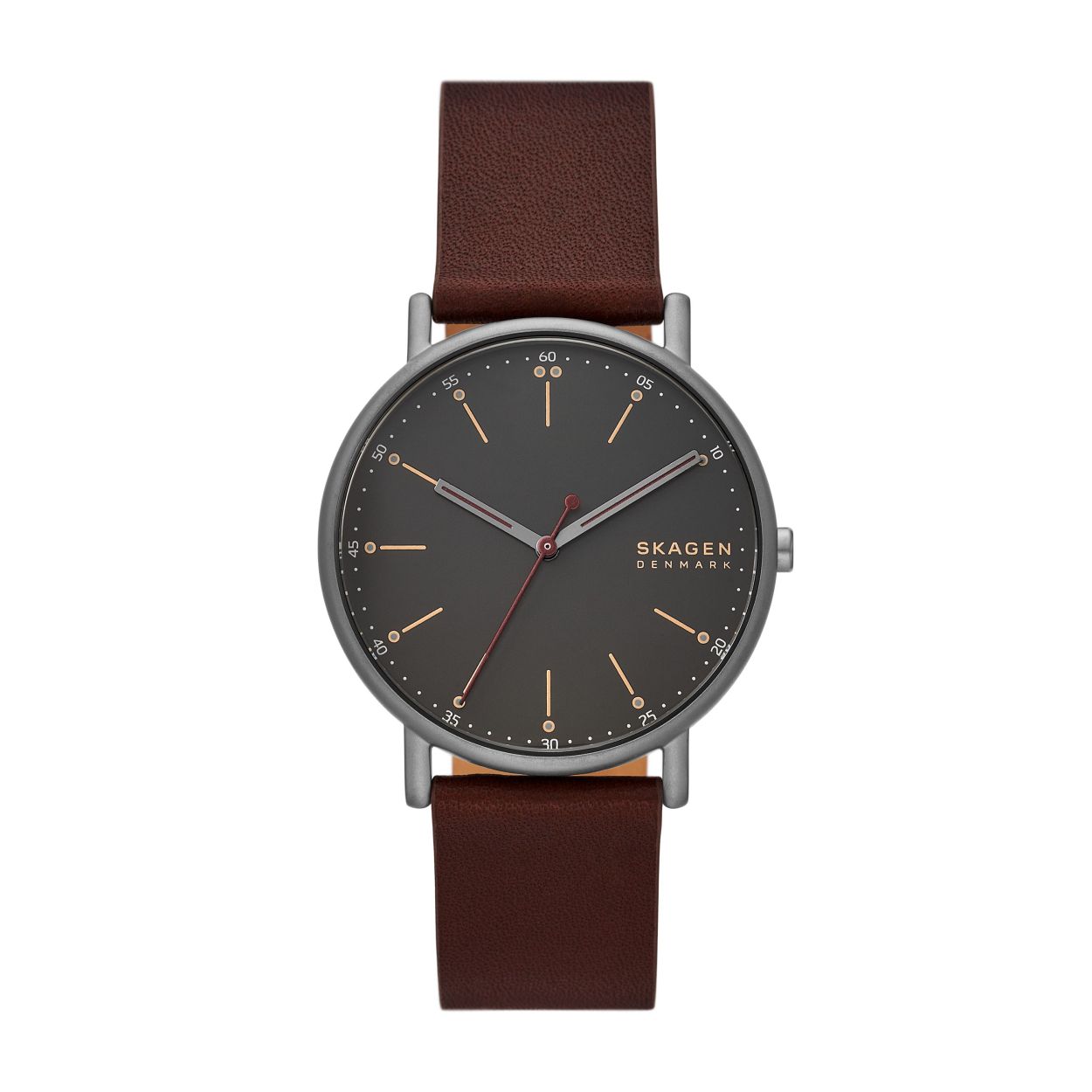 Dit Signatur horloge van 40�mm heeft een nachtblauwe matte wijzerplaat, een kast van minimaal 50% gerecycled roestvrij staal, een uurwerk met drie wijzers en een kersenhout leren bandje. Skagen is lid van de Leather Working Group. Het horlogebandje is verwisselbaar.