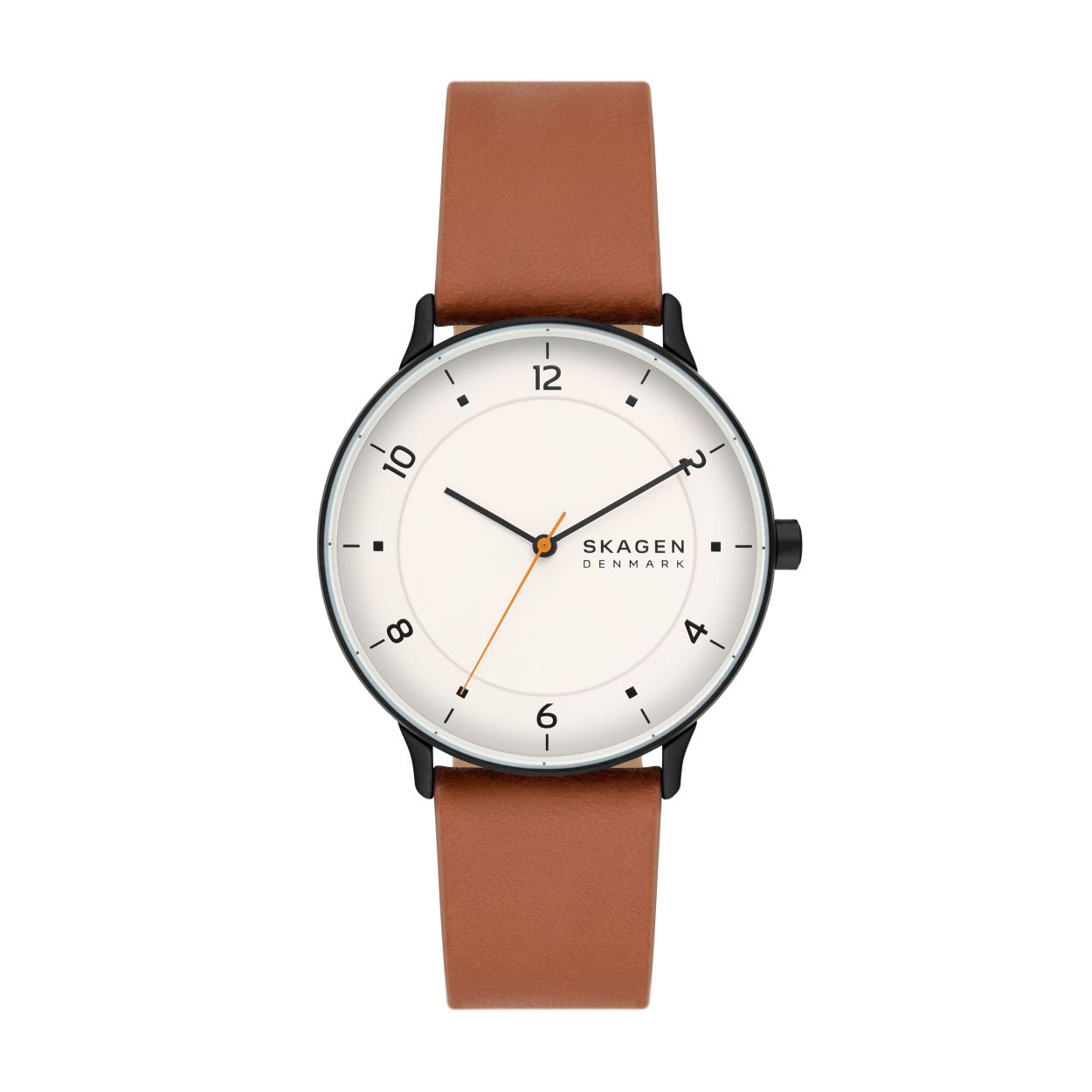 Deze Riis van 40 mm heeft een witte wijzerplaat, uurwerk met drie wijzers en een mediumbruin leren bandje. Het horlogebandje is verwisselbaar.
