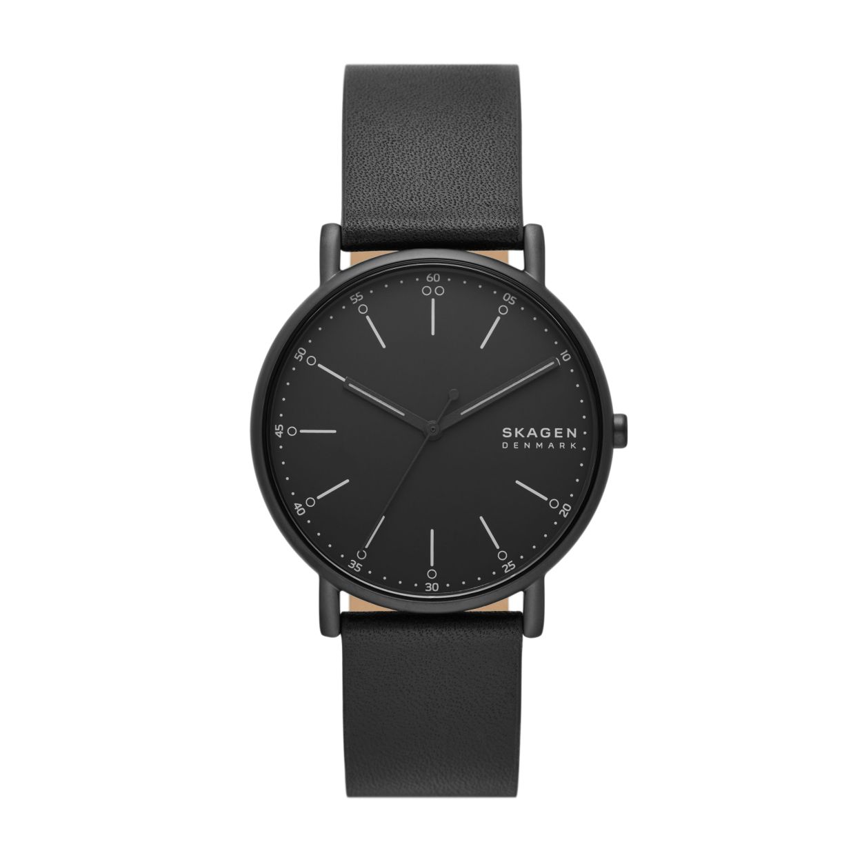 Deze Signatur van 40�mm heeft een zwarte gezandstraalde wijzerplaat, een uurwerk met drie wijzers en een zwart leren bandje. Het horlogebandje is verwisselbaar.