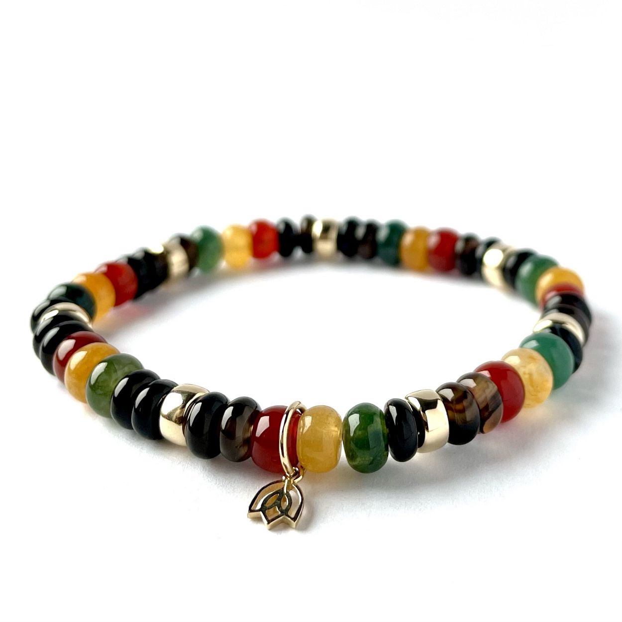 Y&G Edelsteen armband met  smokey kwarts, jade en agaat
Edelstenen armband (6x4mm kralen) en Vijf 14 krt gouden beads & tulp logo.
De YG Jewelry armbanden hebben een luxe uitstraling zijn perfect om solo te dragen maar je kunt ze uiteraard ook combineren.
