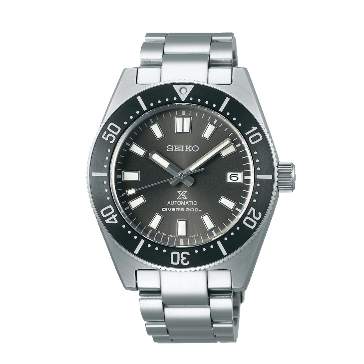 Dit herenhorloge is van het merk Seiko. Het is een analoog horloge gemaakt van staal. De diameter van de kast is 40.5 mm en de kast is 14 mm dik.
De verdere specificaties van het horloge zijn als volgt:
Glassoort: saffier glas
Bandbreedte: 20
Kastmateriaal: staal
Waterdichtheid: 20 ATM
Techniek: automaat