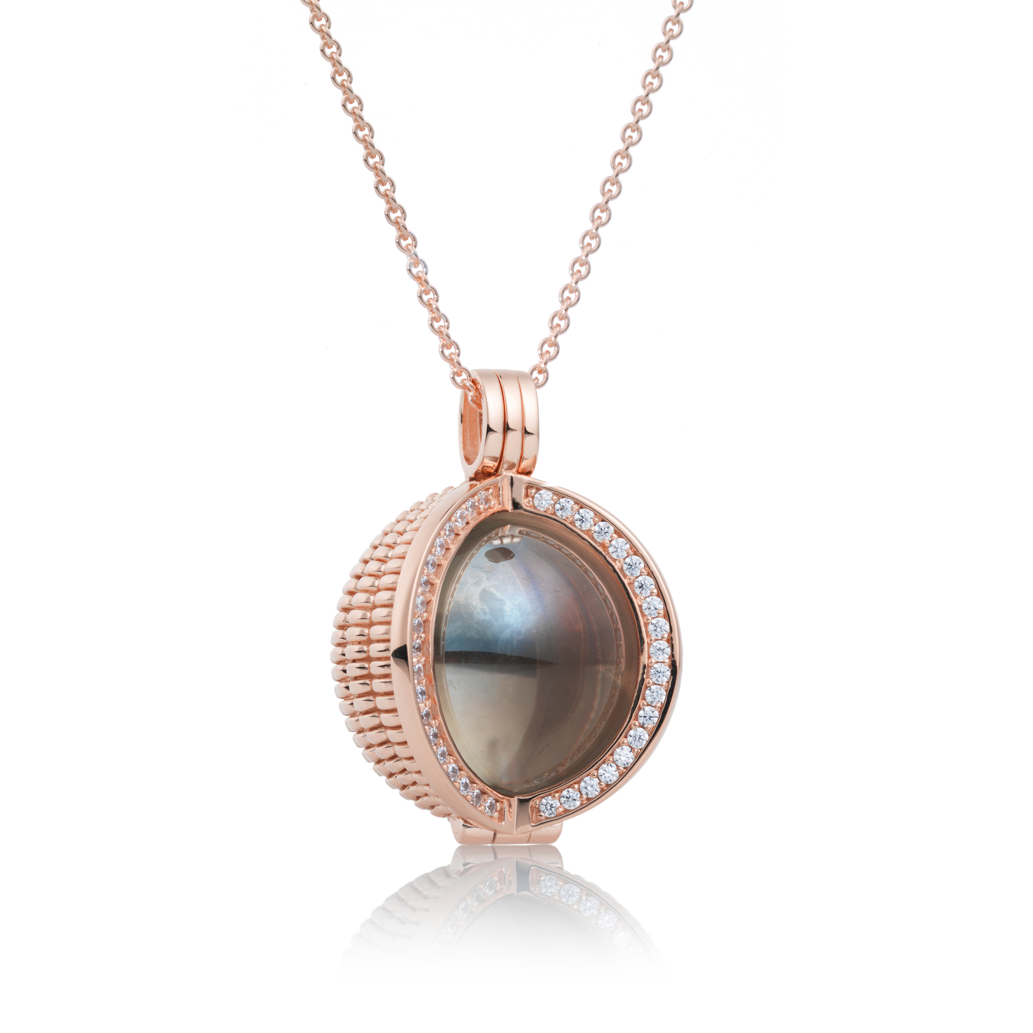 Sparkling Jewels is een Nederlands merk en heeft mooie handgemaakte sieraden die u kunt combineren met edelstenen.