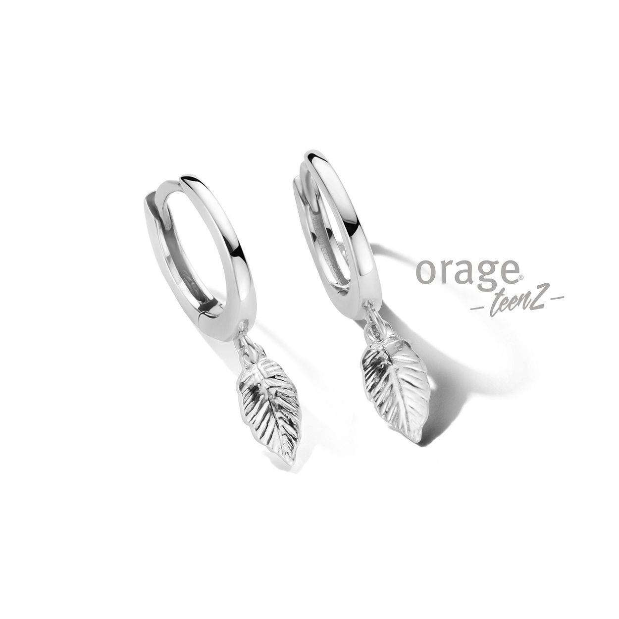 Zilveren oorhangers met blaadje van het merk Orage Teenz
Kliksluiting
Bijhorende armband en collier ook verkrijgbaar van deze set. 