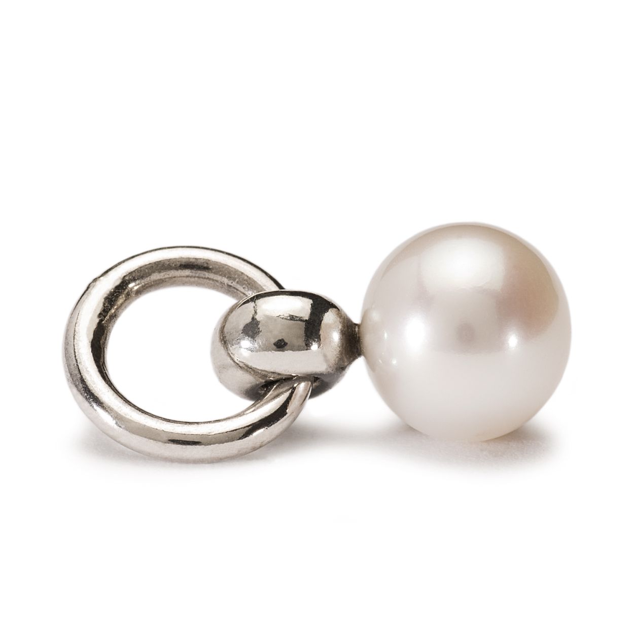Witte parelhanger: De natuurlijke zoetwaterparel, symbool van eenvoudige schoonheid, hier in haar natuurlijke ronde vorm het pronksieraad aan je armband.