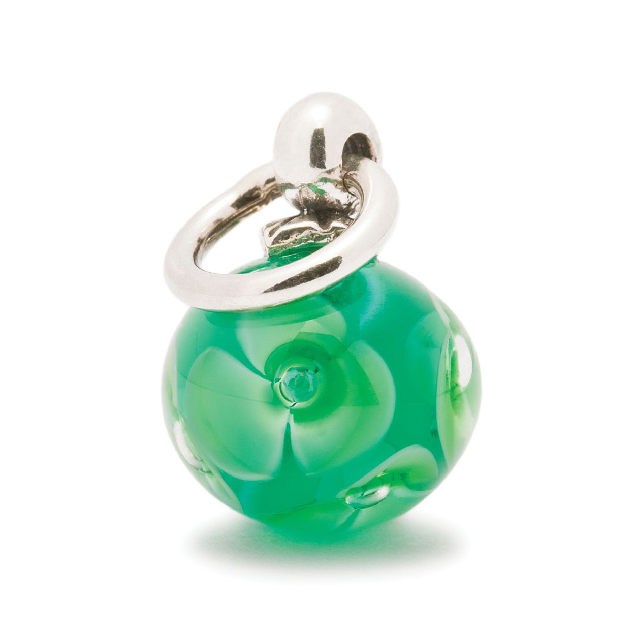 Hangende groene bloem: Na de kou van een witte winter snakken de meeste mensen weer naar de geur en aanblik van wilde bloemen. Deze groene bloemen fonkelen aan je armband.