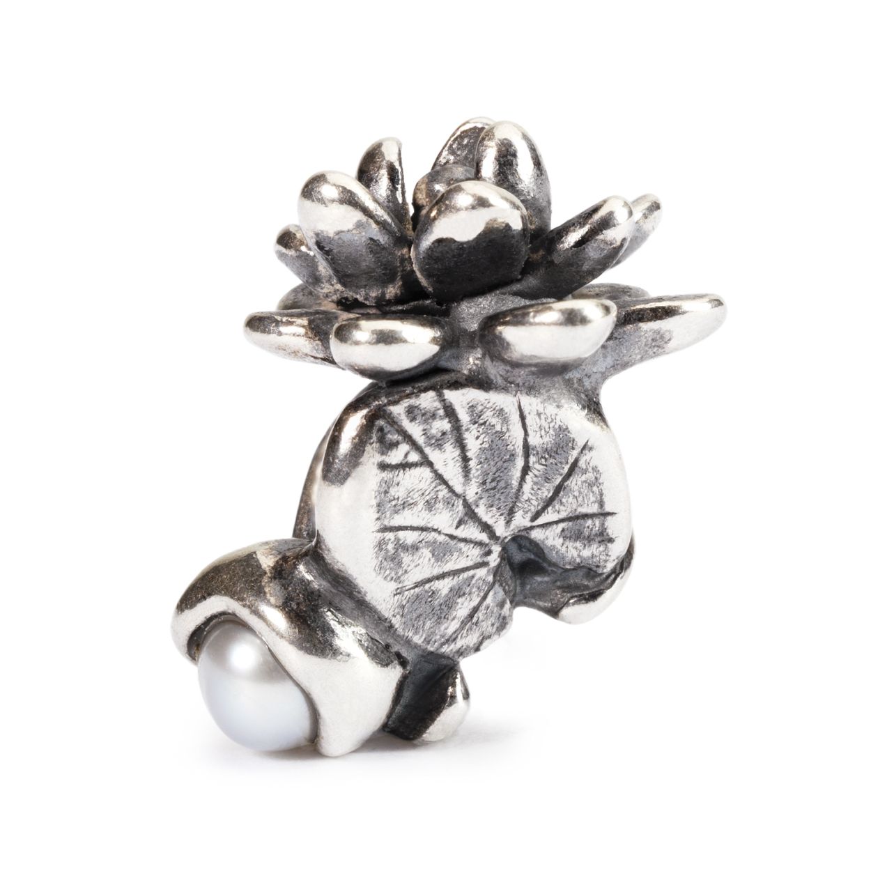 Juliwaterlelie: De eerste bloem die beschreven werd in de literatuur is de waterlelie, de bloem van juli, symbool voor de perfecte schoonheid. De waterlelie beschermt met haar bloembladeren een ander schoonheidssymbool: de zoetwaterparel.