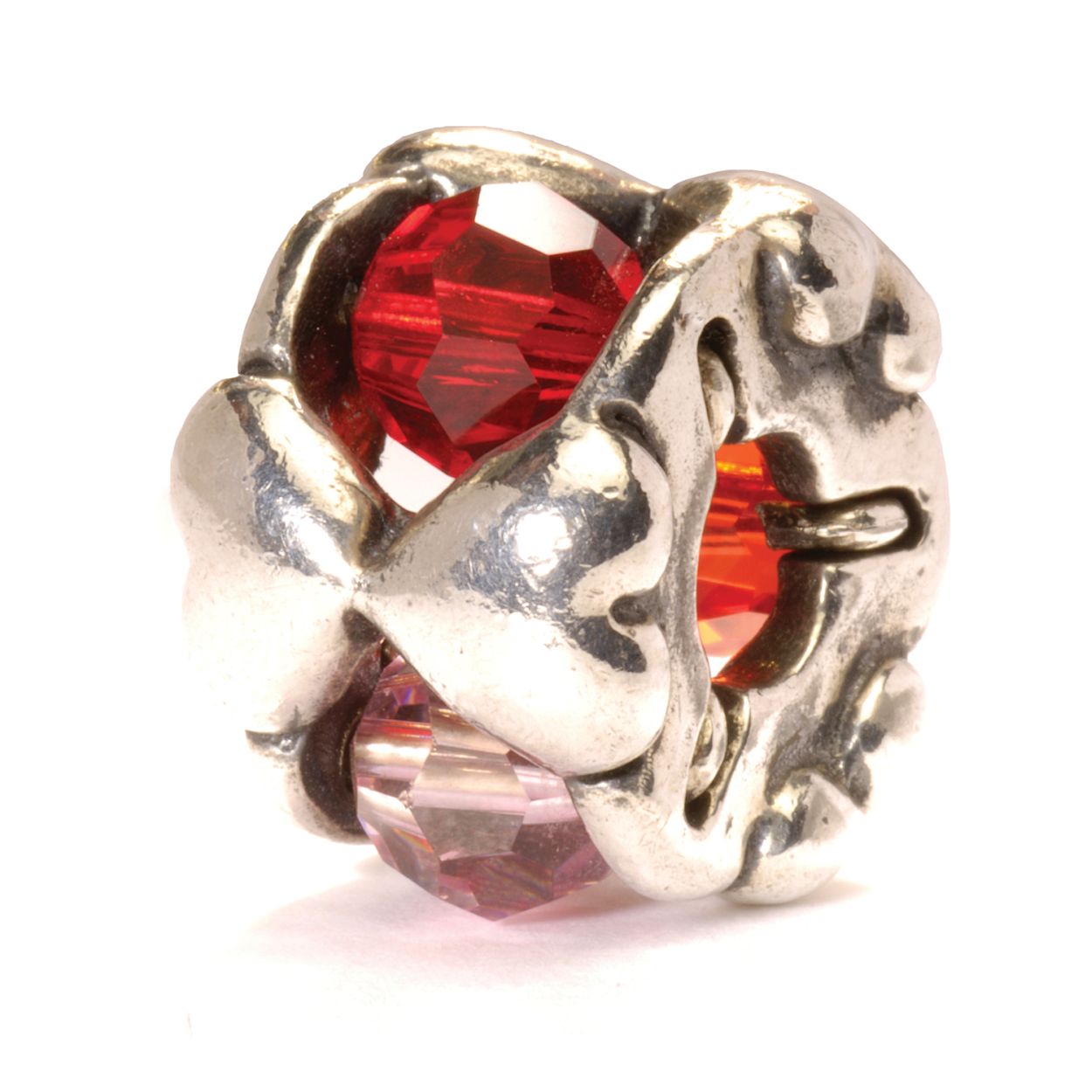 Valentijn: Geef deze prachtige kraal aan je geliefde op de meest romantische dag van het jaar; niet minder dan zes harten omringen drie fonkelende Swarovski kristallen in drie verschillende tinten rood.