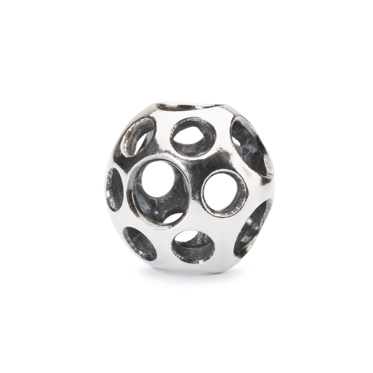 Trollbeads bedel Regenplassen:  Trek je rubberlaarzen aan voor veel plezier. De kraal regenplassen kan als driegatskraal gebruikt worden.