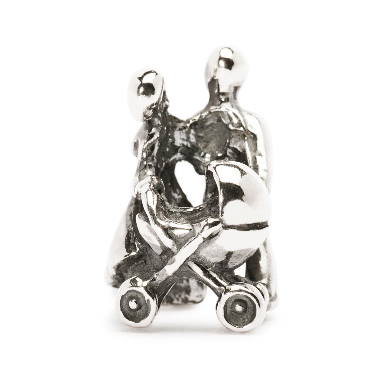 Trollbeads bedel Gezin: Trotse ouders wandelen liefdevol met hun pasgeboren spruit in de kinderwagen.