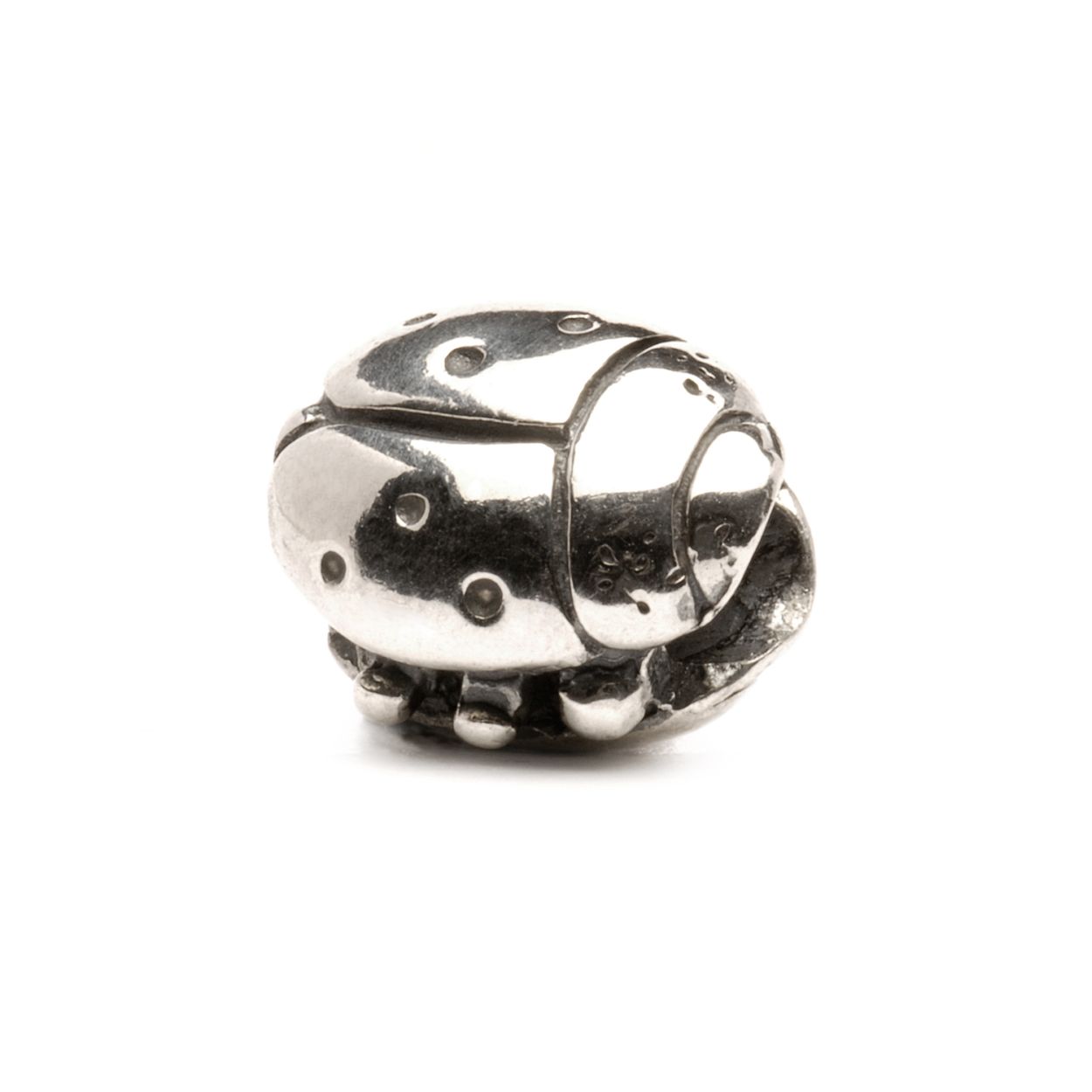 Trollbeads Lieveheersbeestje: Het felrode lieveheersbeestje met zwarte stippen brengt geluk, kinderen laten het beestje graag over hun vingers lopen.