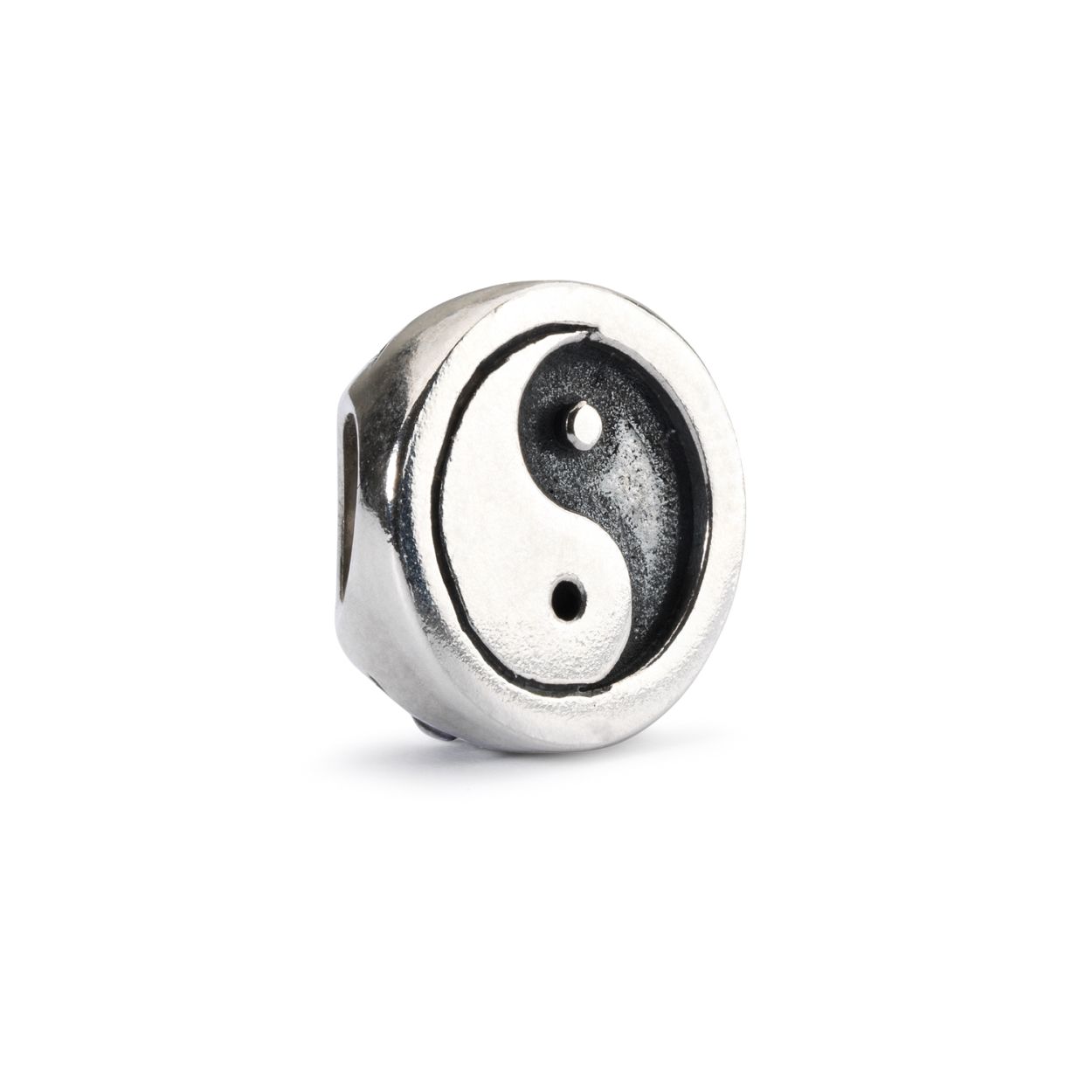 Zilveren bead - Trollbeads Drijvende Yin Yang: Het leven bestaat uit dag en nacht in- en uitademen spanning en ontspanning. Al deze elementen komen samen in deze drijvende Yin Yang-kraal.
Een schitterende bead die symbool staat voor balans. Deze bead is vervaardigd van 925 Sterling zilver en op een leuke manier te dragen aan een armband of collier.