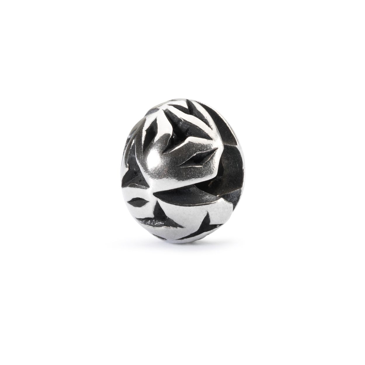 Vogelveren - zilveren bead - Trollbeads. Het is tijd om verder te gaan. Met deze vogelveren vlieg je de goede richting op. Deze bead is vervaardigd van (925 Sterling) zilver en staat onder andere symbool voor vrijheid en lichtzinnigheid. Beads van Trollbeads zijn perfect met elkaar te combineren en zijn aan een armband of collier te dragen.