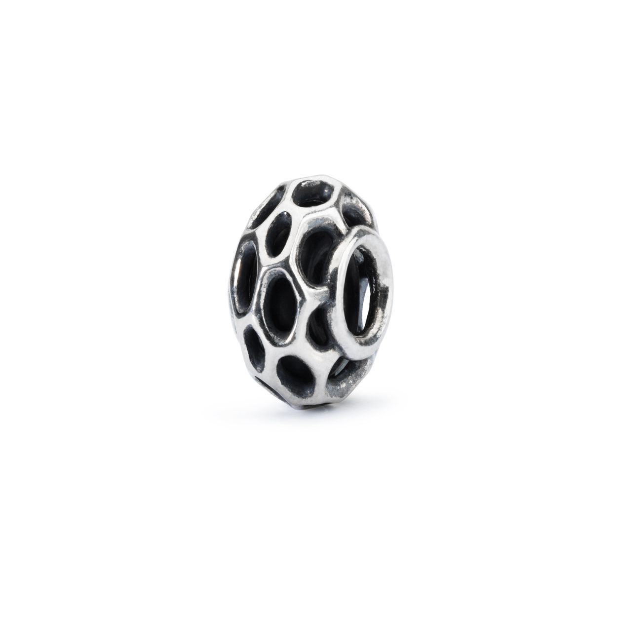 Bijenkorf Stopper - van Trollbeads. Een stopper die is vervaardigd van 925 Sterling zilver. Wat goed is voor de bij kan nooit slecht zijn voor de korf. Deze originele stopper dient om beads op de gewenste plaats te houden aan een armband of collier. Ook kan deze stopper aan het uiteinde van een armband of collier worden gedragen als fraaie afsluiting.
