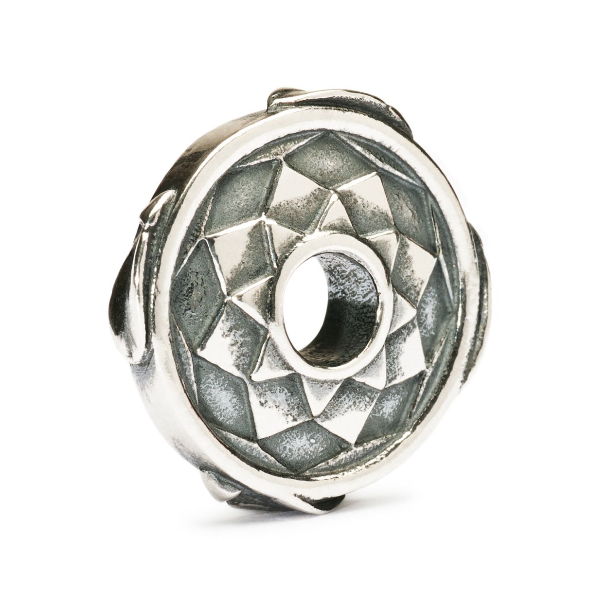 Trollbeads Dromenvanger: Net als bij de indianen houdt deze kraal je dromen vast. Hij koestert alle mooie dromen en verjaagt de slechte dromen, via de veren weg in de wind. (People's bead 2012)