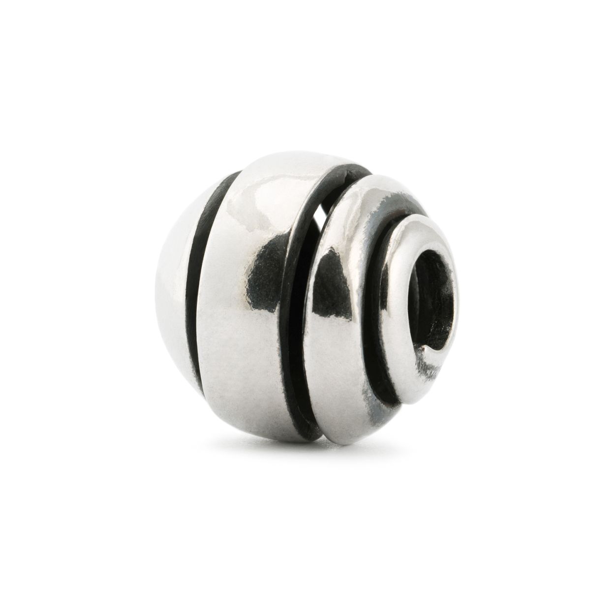 Gedachten zijn altijd vrij.  (People's bead 2013) TAGBE-30049.  De zilveren TROLLBEADS kralen zijn handgemaakt, dus zilveren kralen zijn nooit precies hetzelfde. Daarom is jouw TROLLBEADS kraal altijd uniek! Dit geldt de kleurstelling en patroon. De kraal kan iets afwijken van de kraal op de foto. Trollbeads bestaat sinds 1976 en werd gestart door Lise Aagaard. De eerste Trollbeads kraal was van zilver en versierd met 6 gezichtjes. Naar deze bedel is de Trollbeads-collectie vernoemd. De combinatie van originaliteit, creativiteit, zeer hoge kwaliteit en liefde voor eigenzinnigheid maakt Trollbeads anders dan andere sieraden. We denken dat de drang tot verzamelen een basisinstinct is. Ons hele leven dragen we herinneringen met ons mee. Trollbeads geeft je de kans symbolen van deze herinneringen bij je te dragen of er gewoon plezier aan te beleven. Het idee achter Trollbeads is dat het een kraal aan een armband, collier of oorsieraad is, waarmee je je eigen verhaal kunt maken door naar eigen voorkeur kralen toe te voegen. Je kunt een armband geheel samenstellen op basis van schoonheid, diversiteit of kleur die bij je kleding, je persoonlijkheid of je herinneringen past.