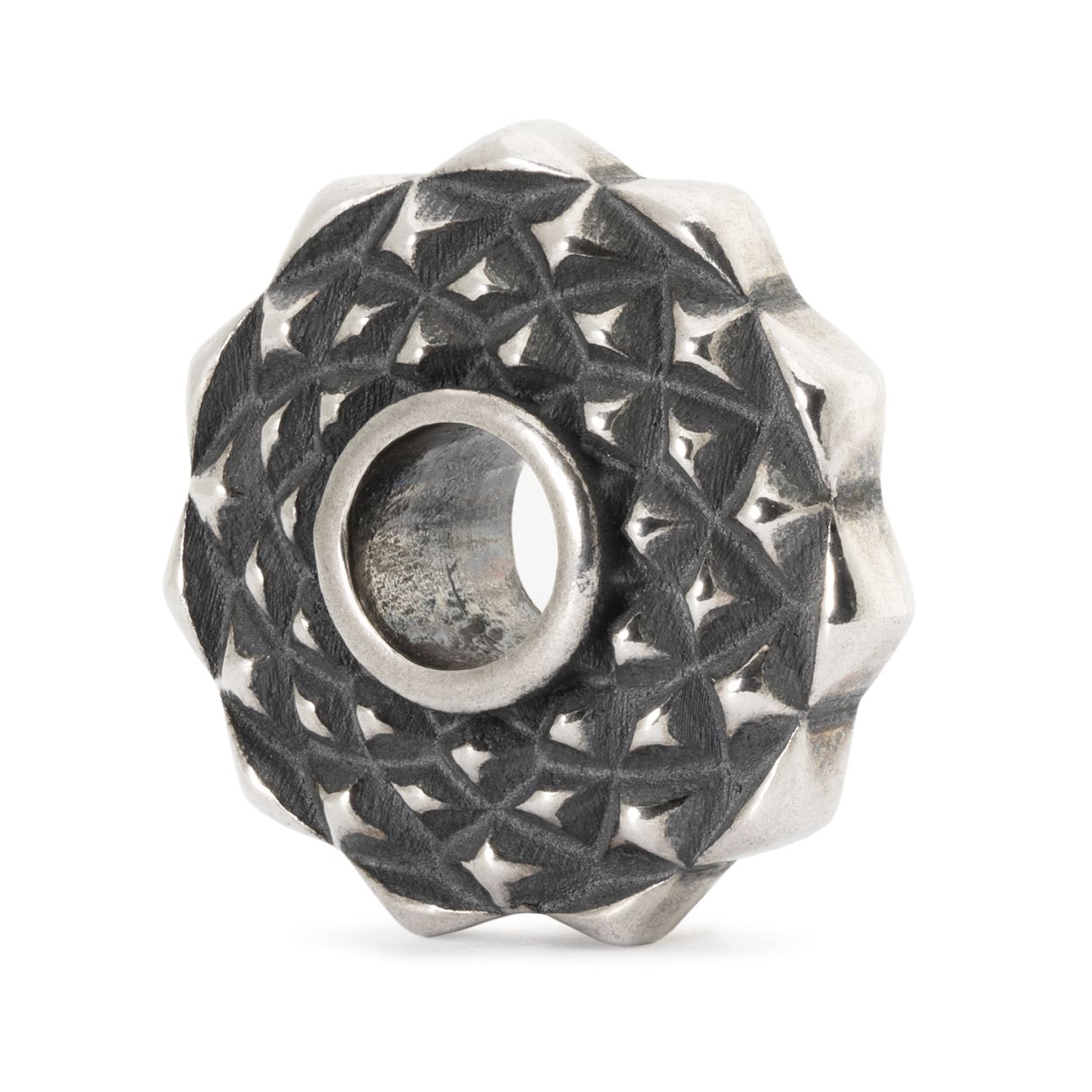 De Trollbeads TAGBE-30052 caleidoscoop kraal heeft de betekenis: Onvoorziene figuren verschijnen als een schitterend symmetrisch patroon dat ontstaat door weerspiegeling. De bedel is gemaakt van 925 sterling zilver en past op Trollbeads armbanden en Trollbeads kettingen. 