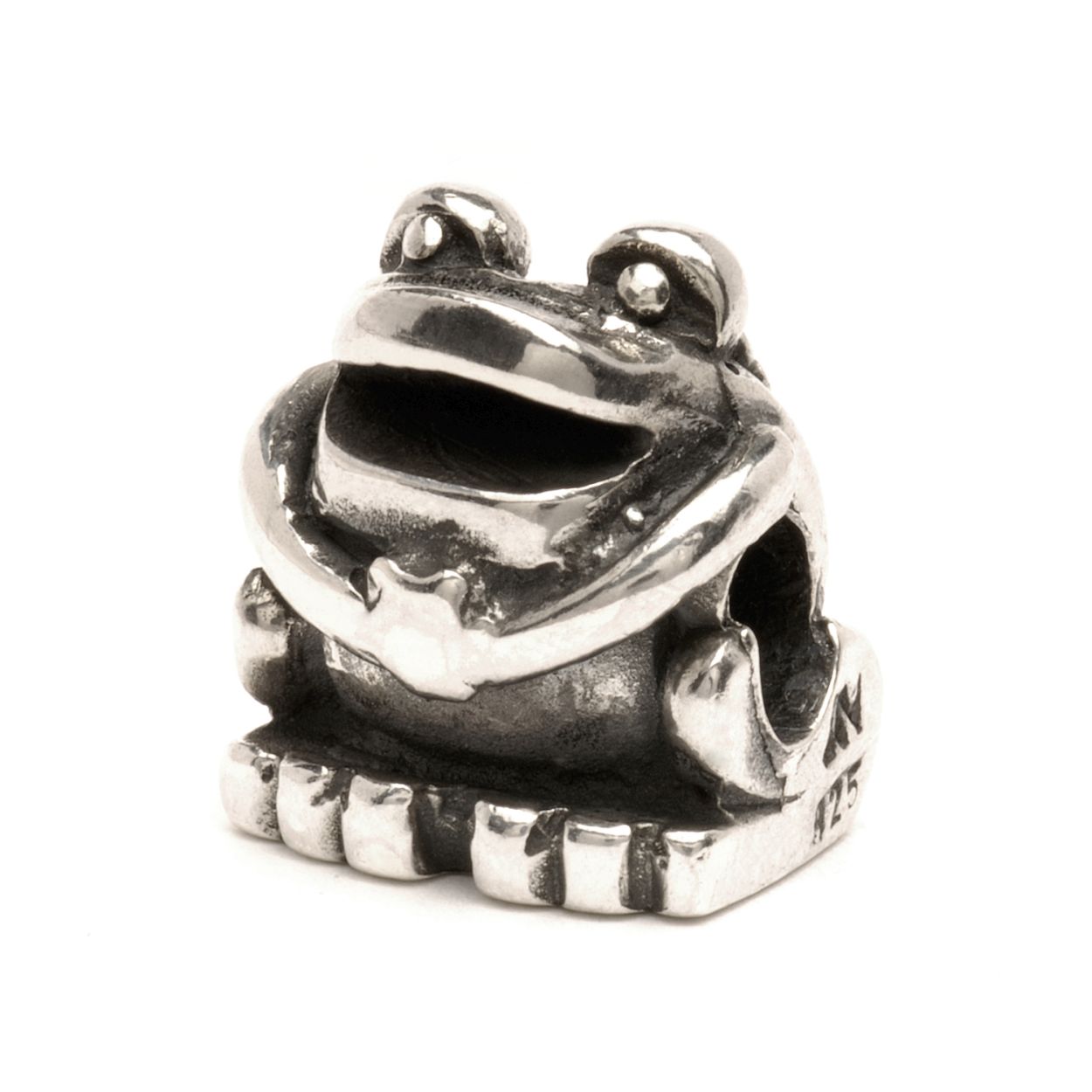 Trollbeads bedel Kikker: Deze kikker wacht op een kus van de prinses waarmee de betovering zal verbreken en hij weer een prins wordt.
