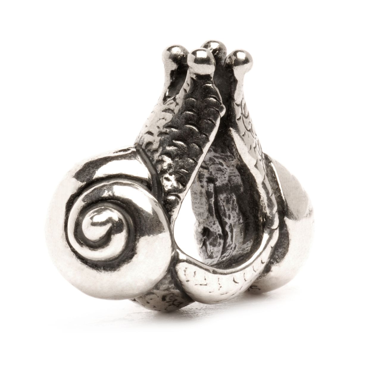 Twee slakken omcirkelen de ketting liefdevol. Haast je langzaam als de liefde hevig gloeit en je hart barst van geluk.
