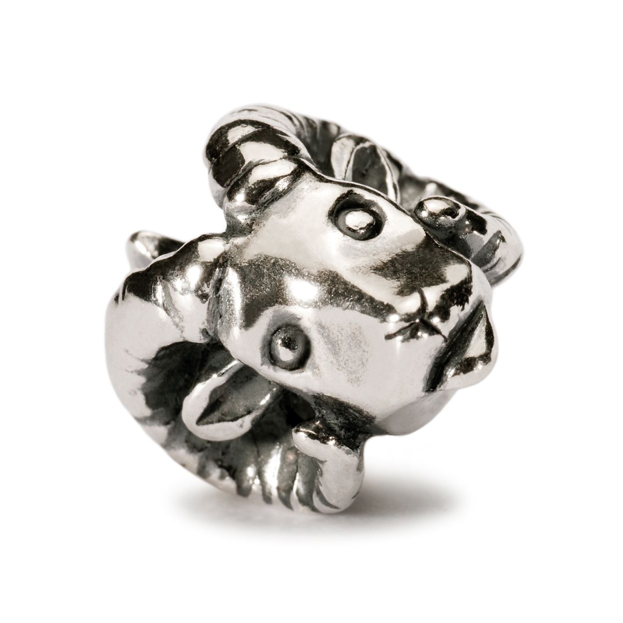 Trollbeads Ram:  Temperamentvolle Ram ... Wie werkt vanaf het eerste licht ... en duldt geen enkel tegenwicht? ... Wie rent er als een bliksemschicht? ... Wie? De Ram. Nicholas deVore