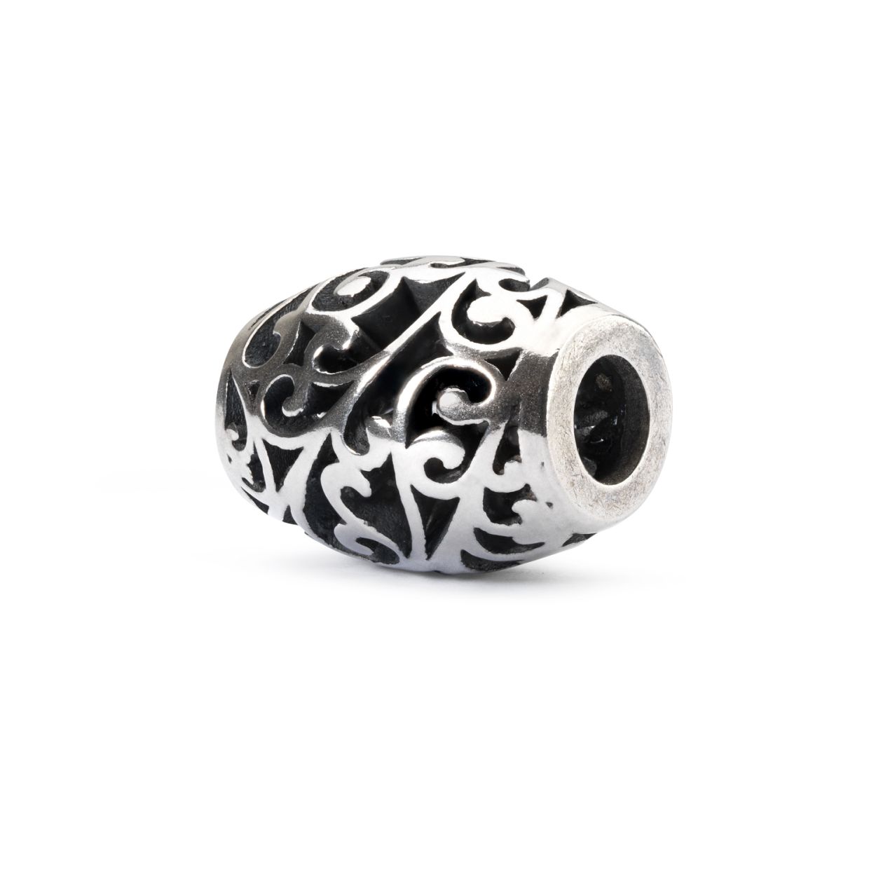 Bries der Verandering - een ovale zilveren bead van Trollbeads. Op de bries der verandering hoor je s levens mooiste melodieën. Volg de frisse wind en laat je meevoeren naar nieuwe uitdagingen. Deze bead staat symbool voor verandering en is perfect te combineren met andere zilveren beads. De bead van Trollbeads zijn verder aan een armband of collier te dragen.