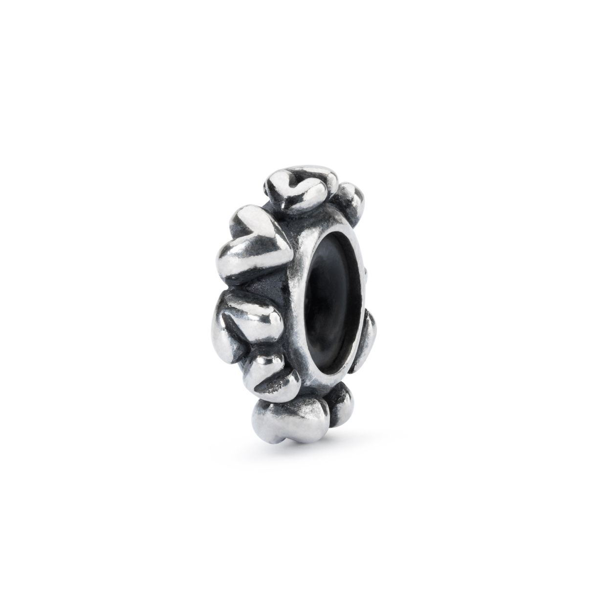 Harten Stopper - van het merk Trollbeads. Hartjes zijn het klassieke symbool voor leven en liefde. Een goede vriend weet alles van je en blijft onvoorwaardelijk van je houden. De stoppers van Trollbeads dienen ervoor om beads op de gewenste plaats te houden aan een armband of collier. Ook zijn stoppers te gebruiken als fraaie afsluiting.