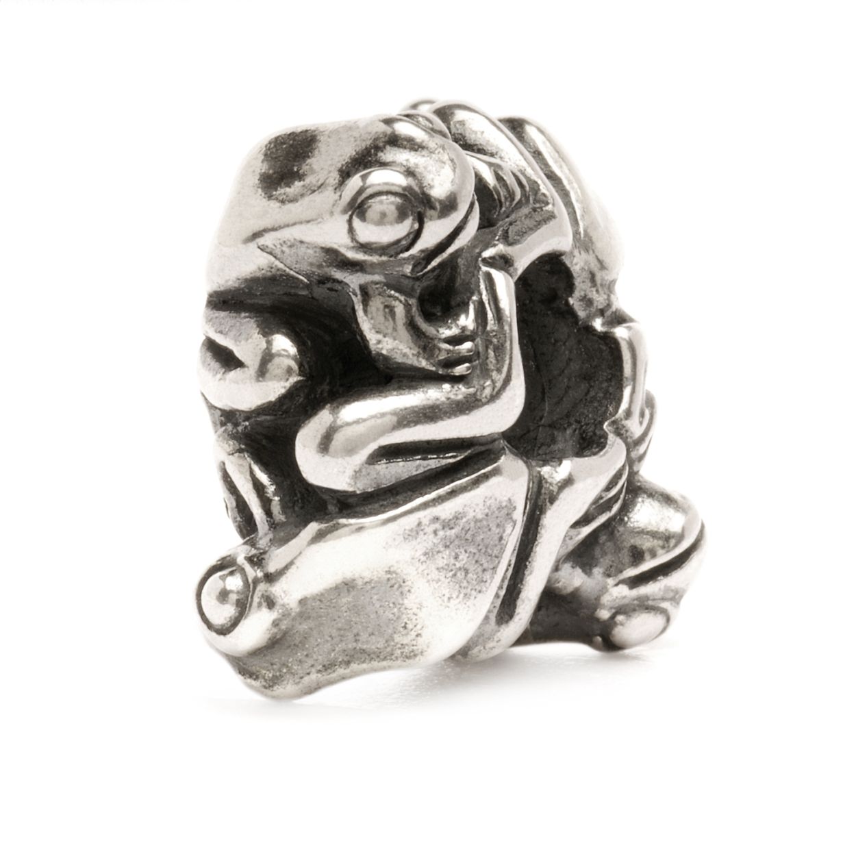 Op deze Trollbead zitten vier kikkertjes dicht bij elkaar. Kikkers zijn maandieren. Zij symboliseren regen, voorspoed, leven en verrijzenis.