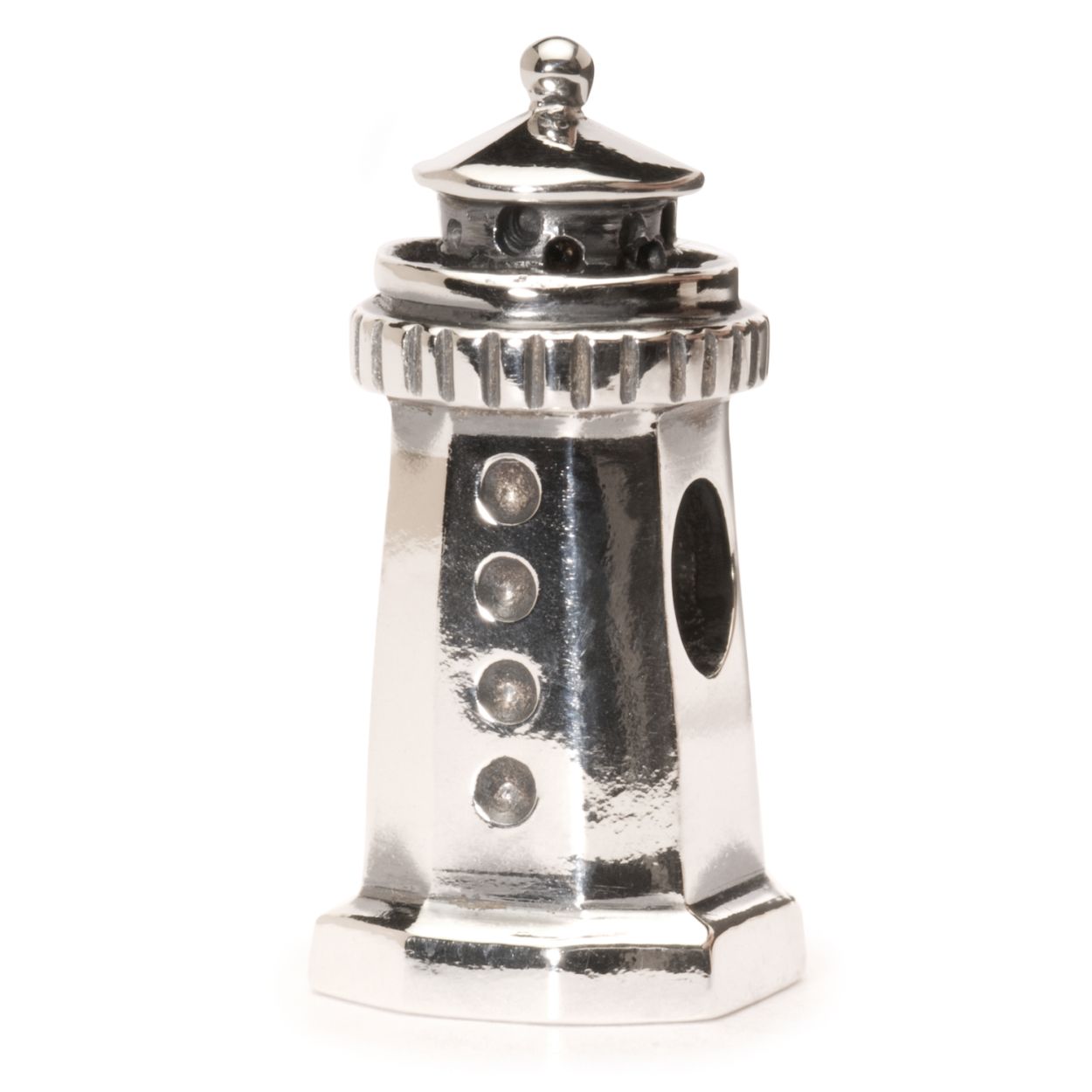 Trollbeads Vuurtoren: Als je verdwaald bent in het donker, leidt de vuurtoren je weer naar de veilige haven. Door het licht weet je dat je de weg naar huis altijd zult vinden als je je hart maar volgt. Of misschien is de vuurtoren gewoon een fijn aandenken aan een vakantie aan zee.