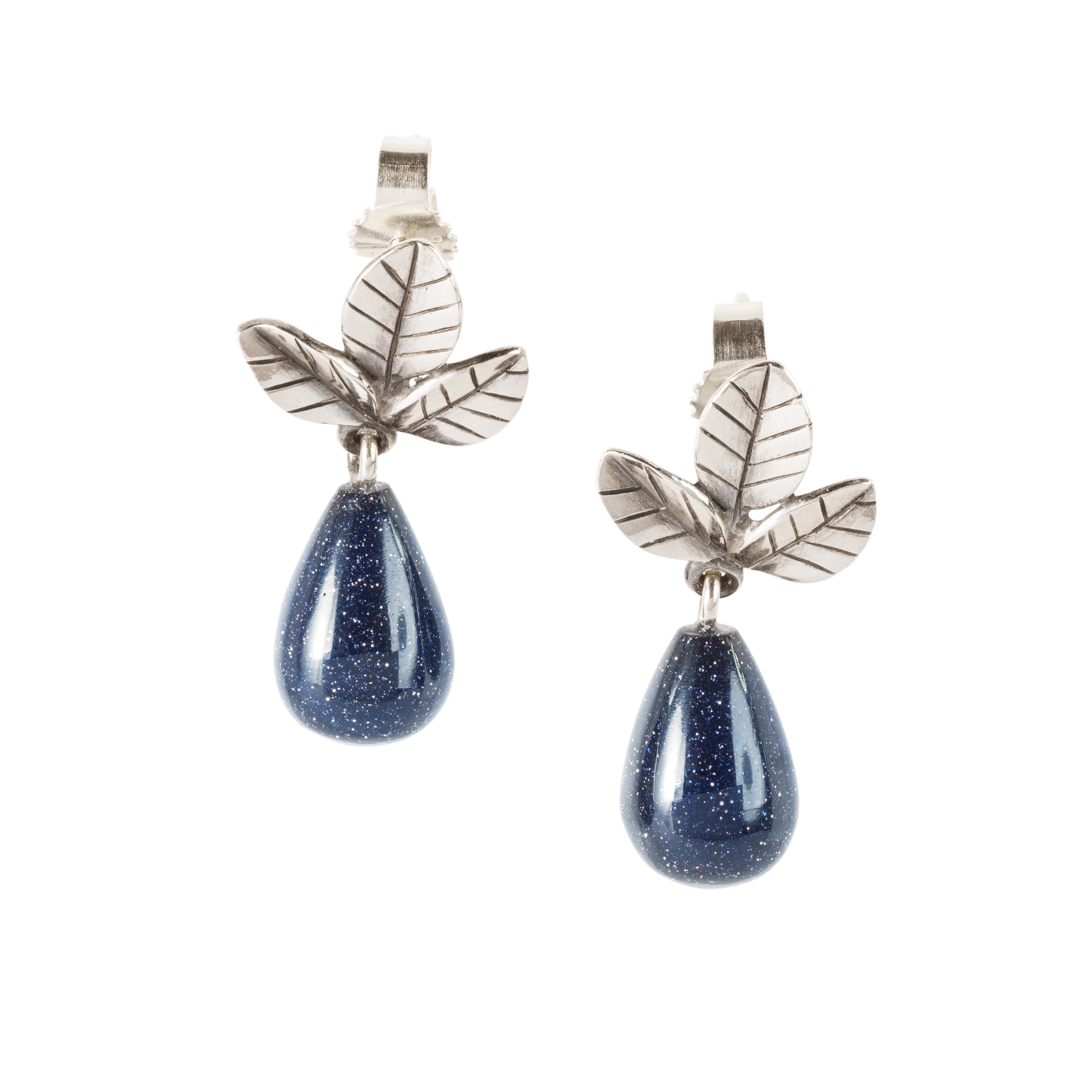 Altijd dicht bij je. Oorbellen met blauw goudsteen dat de kracht heeft om de invloed uit het verleden te stoppen. Blauw goudsteen bezit de kracht om nieuwe idee�n te scheppen en is een heel goede steen als je de invloed van het verleden van je af wilt schudden.