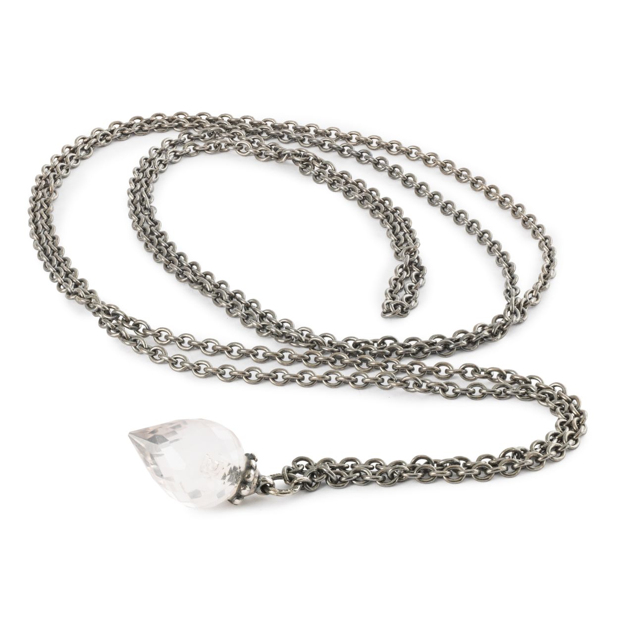 Een edelsteen voor het hart. Stelt je open voor het liefhebben van anderen en jezelf. Deze ketting zonder slot is voorzien van een rozenkwarts edelsteen.